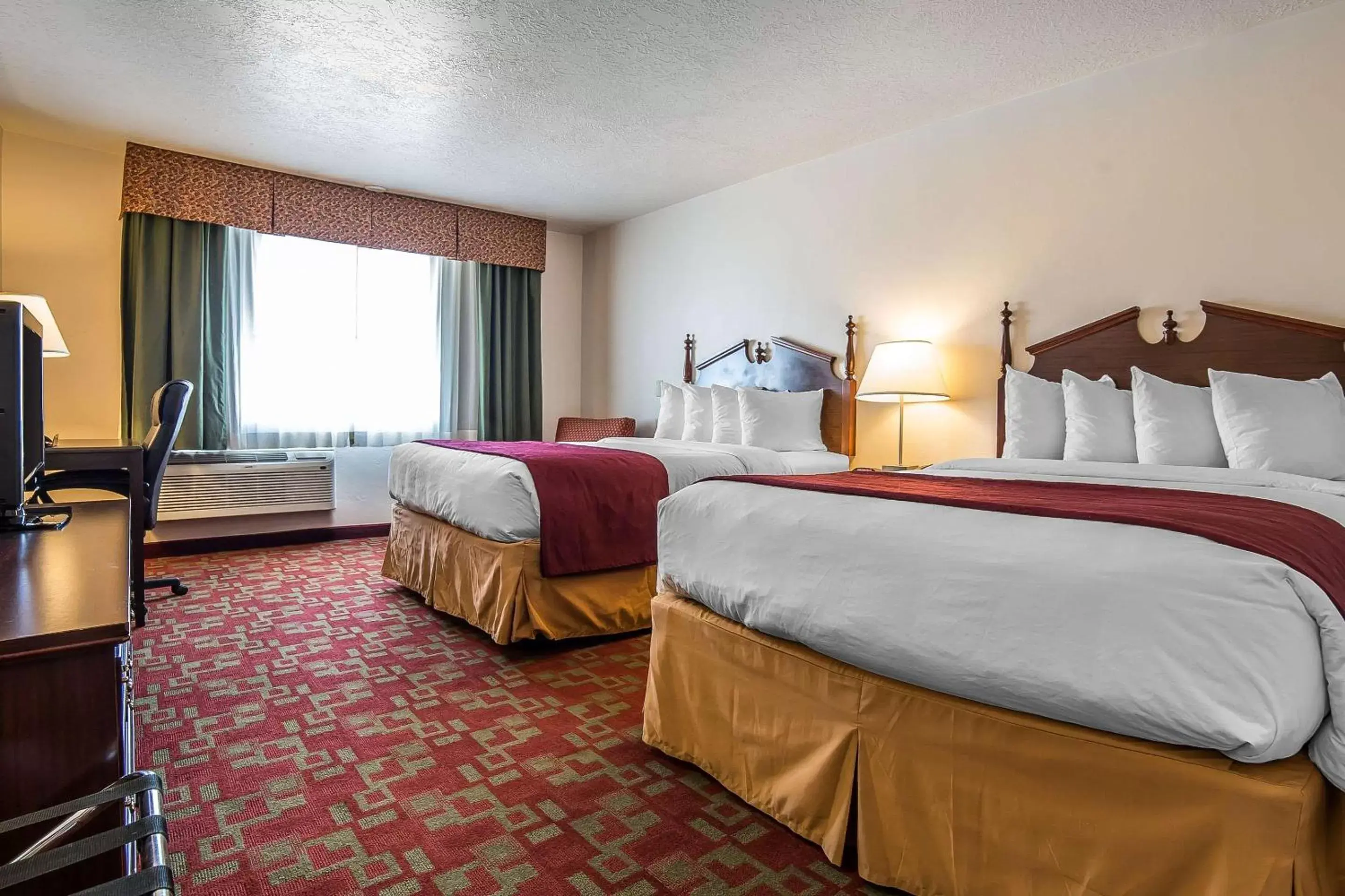 Photo of the whole room, Bed in Quality Inn Evanston near Wyoming Downs