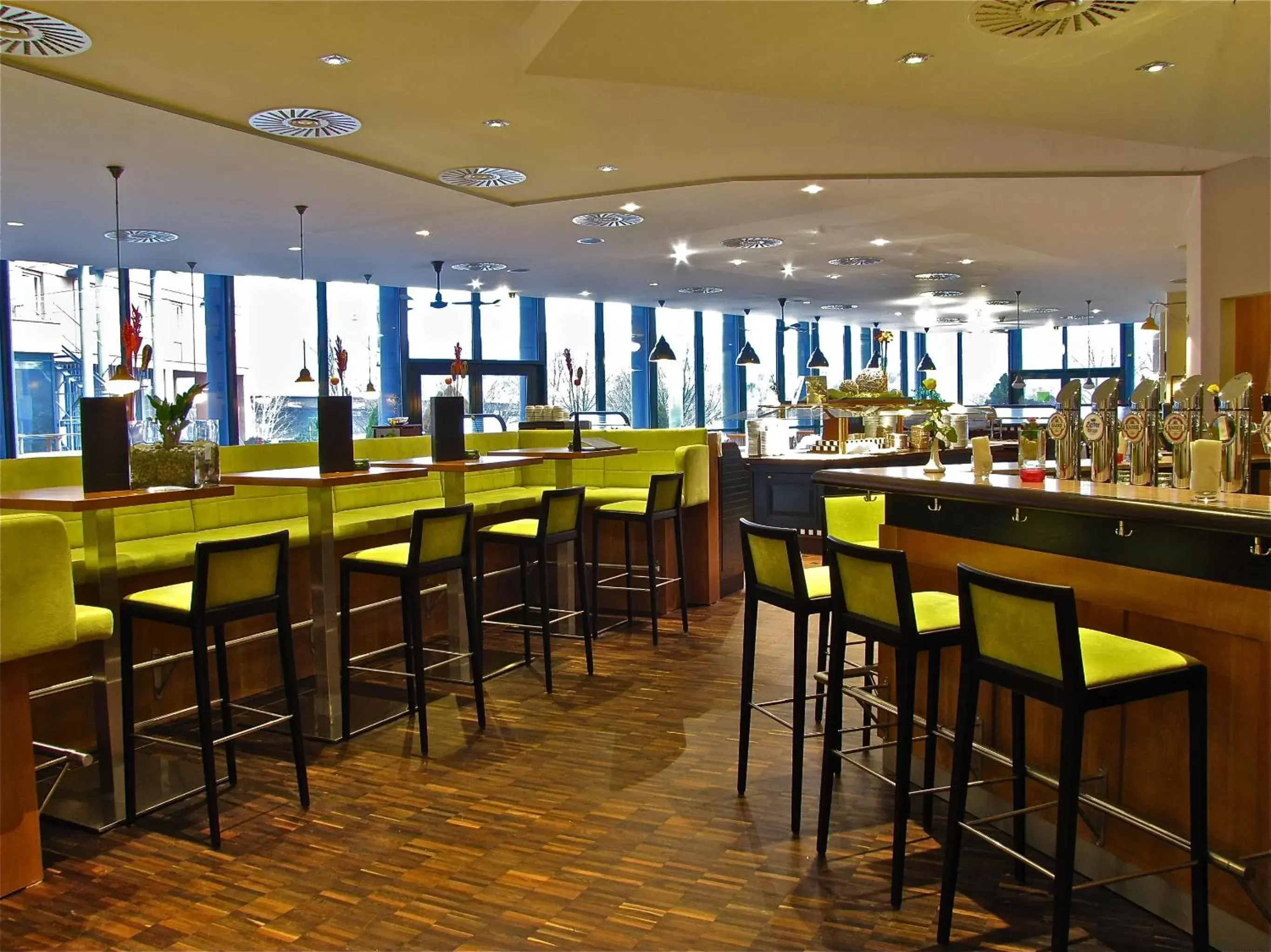 Lounge or bar, Restaurant/Places to Eat in Trans World Hotel Donauwelle