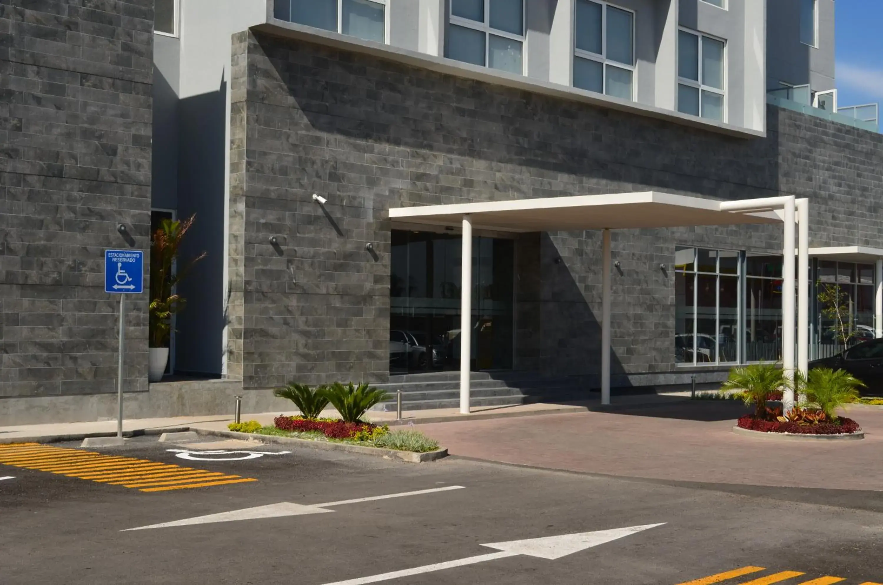 Facade/entrance, Property Building in Casa Inn Business Irapuato