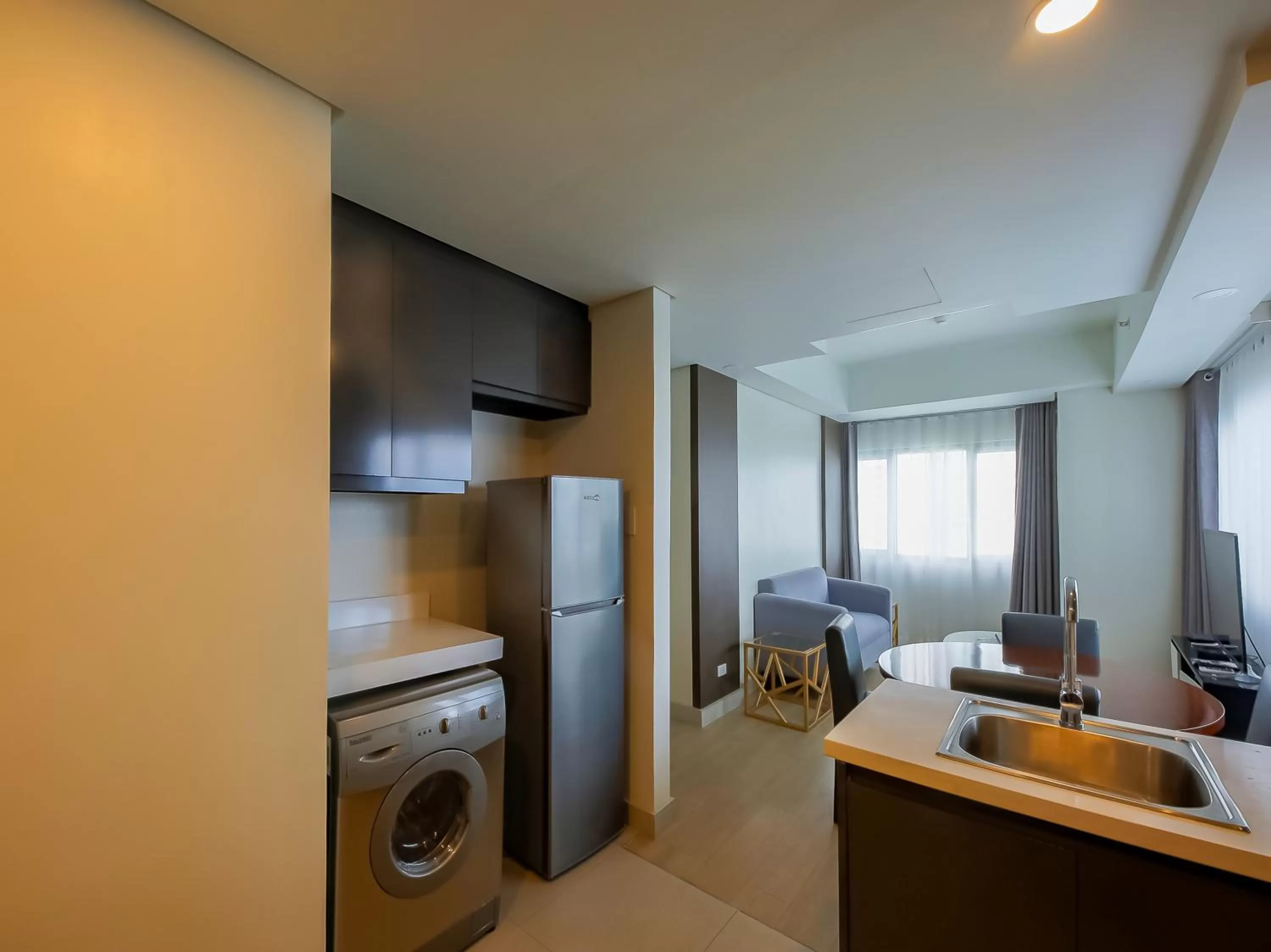 Living room, Kitchen/Kitchenette in Capital O 804 The Residences at Bonifacio Civic Center