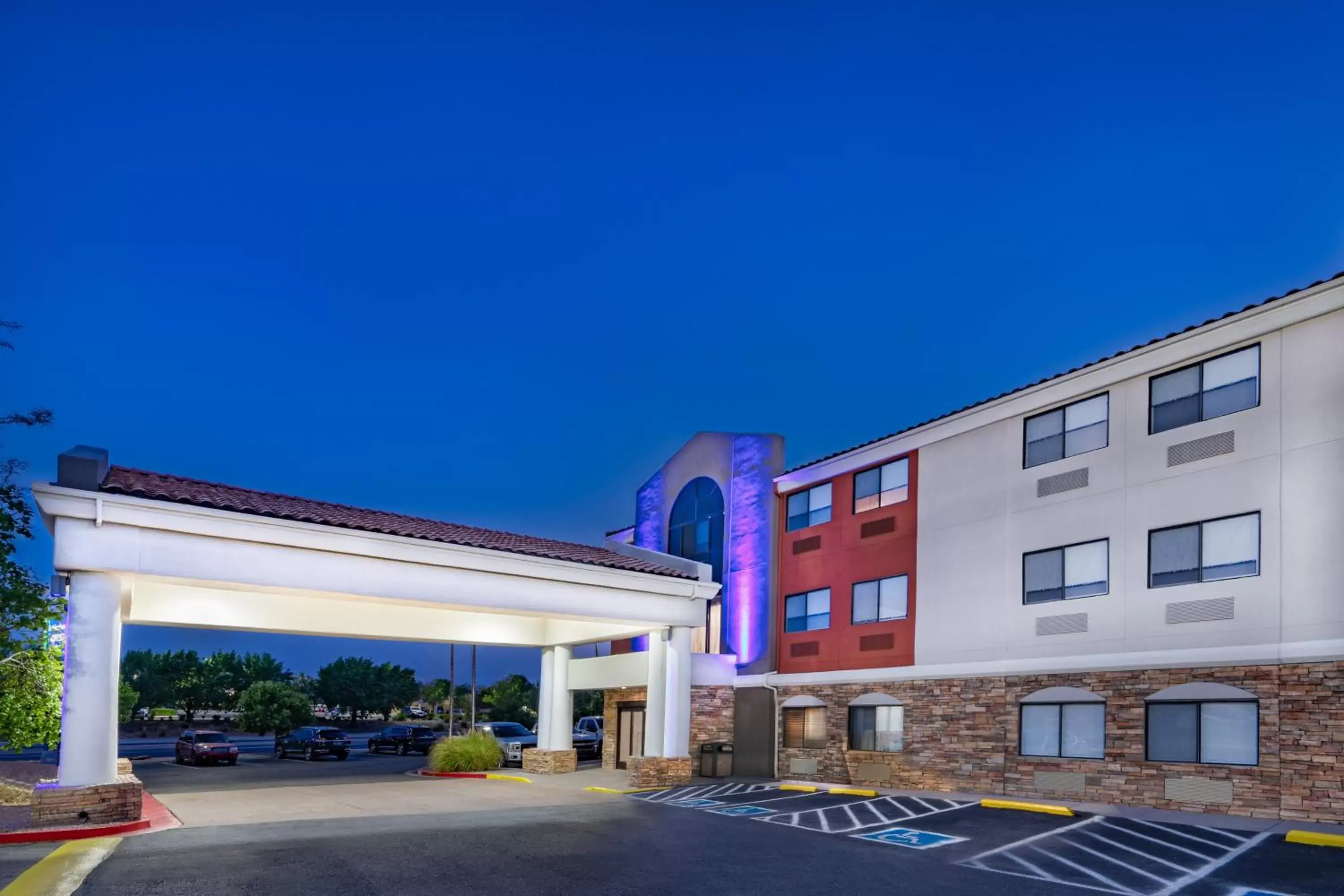 Property Building in Holiday Inn Express Hotel & Suites Albuquerque - North Balloon Fiesta Park, an IHG Hotel