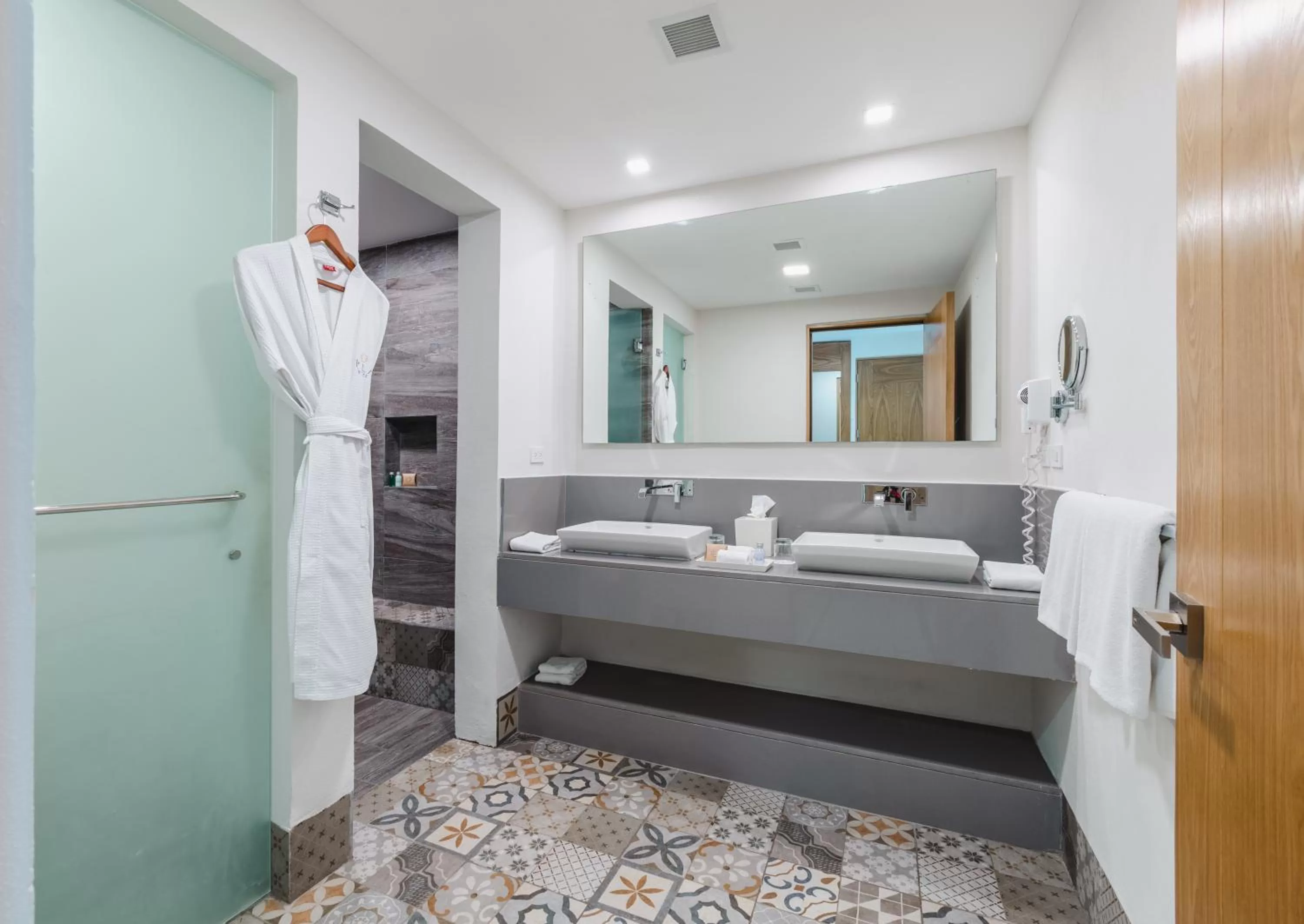Bathroom, Bed in Izla Beach Front Hotel