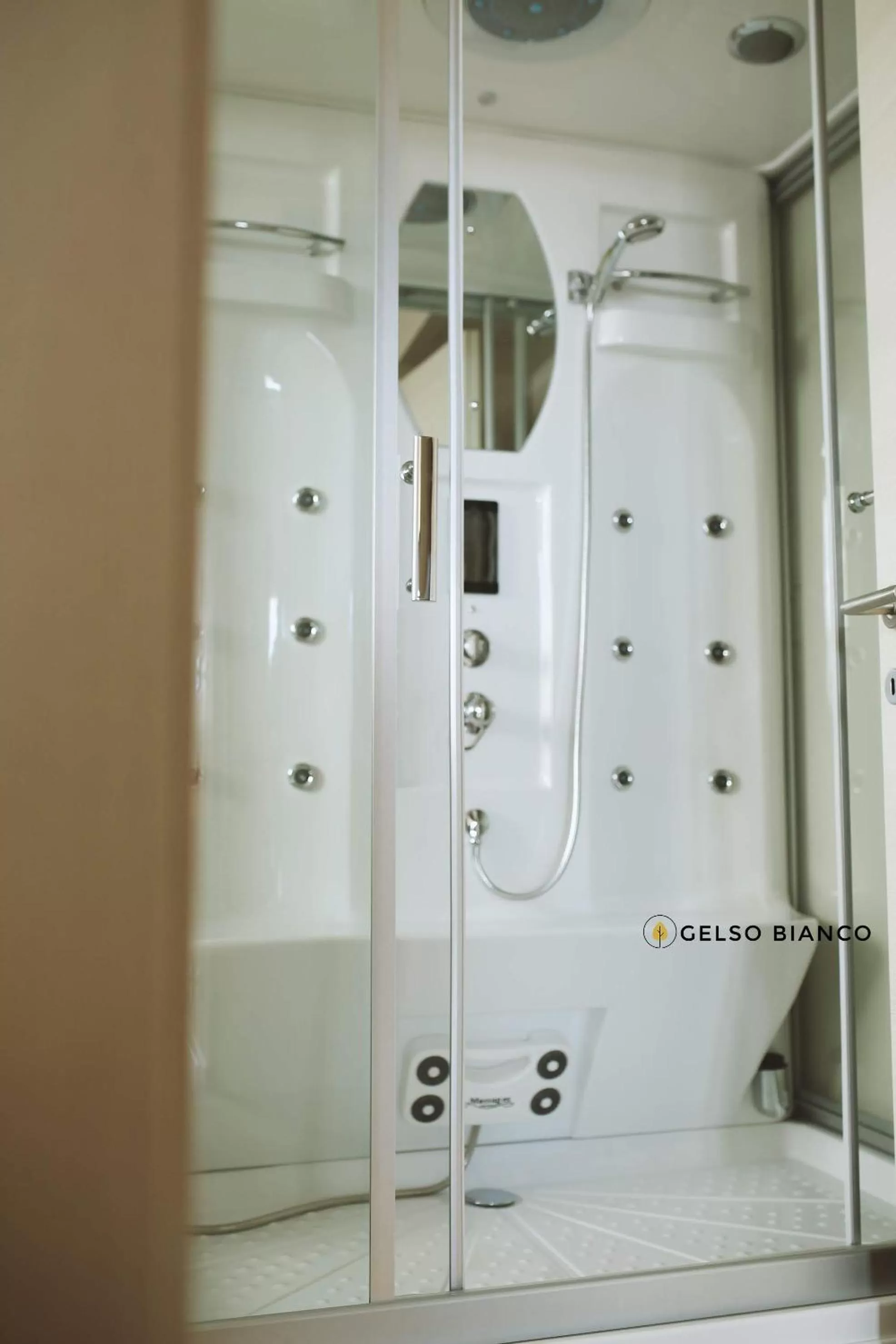 Shower in Gelso Bianco Country Resort
