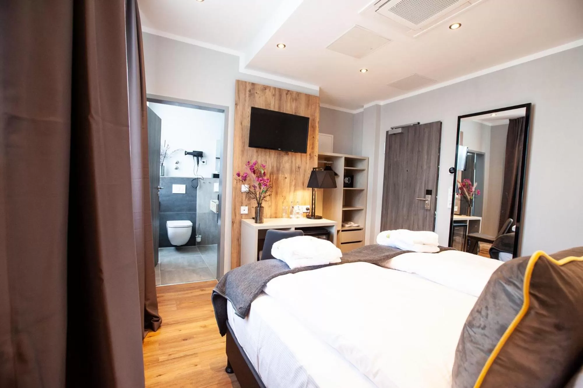 Photo of the whole room, Bed in DORMERO Hotel Bremen