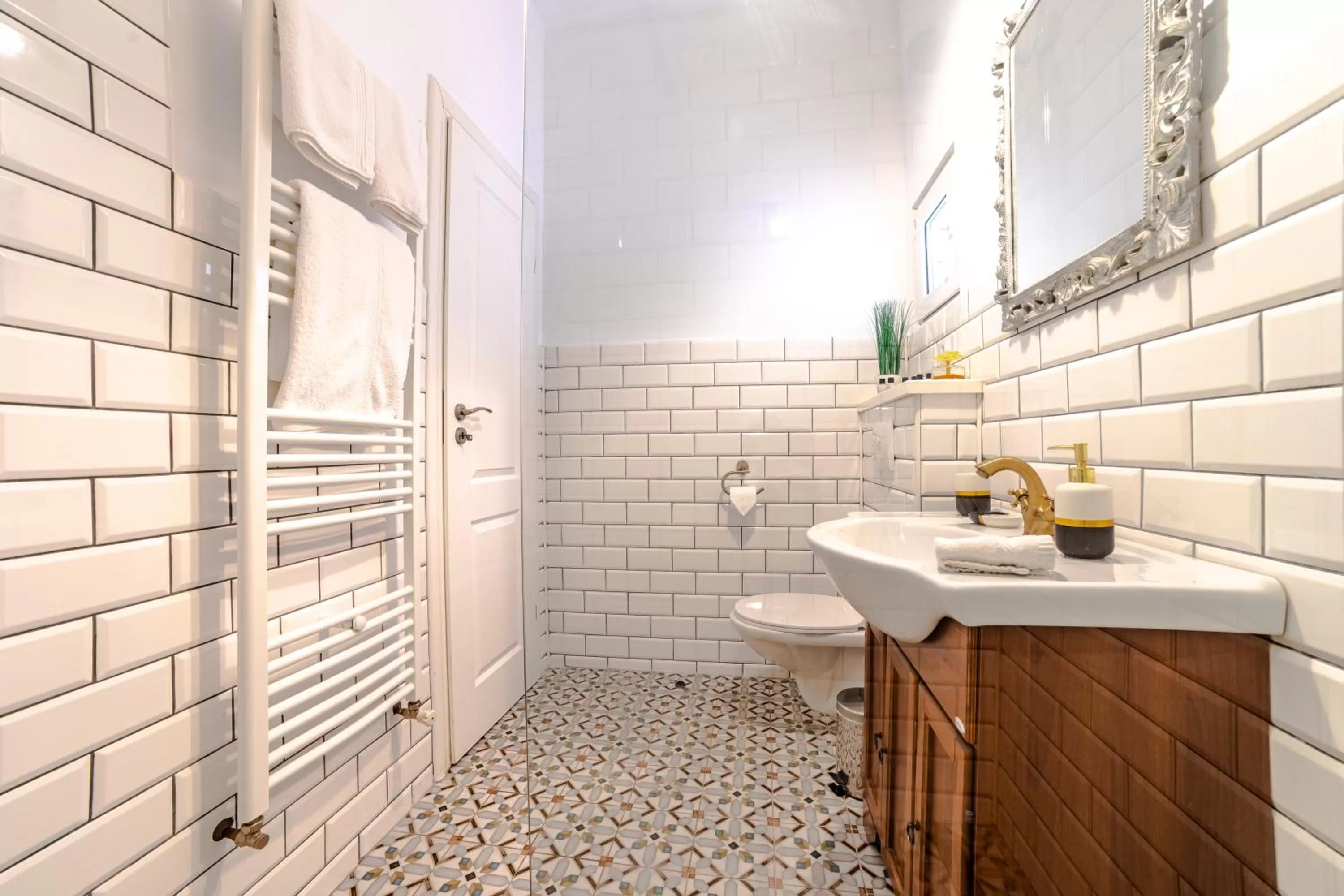 Bathroom in ALBERT RESIDENCE Brasov with complimentary parking and 10 percent Food and Drinks