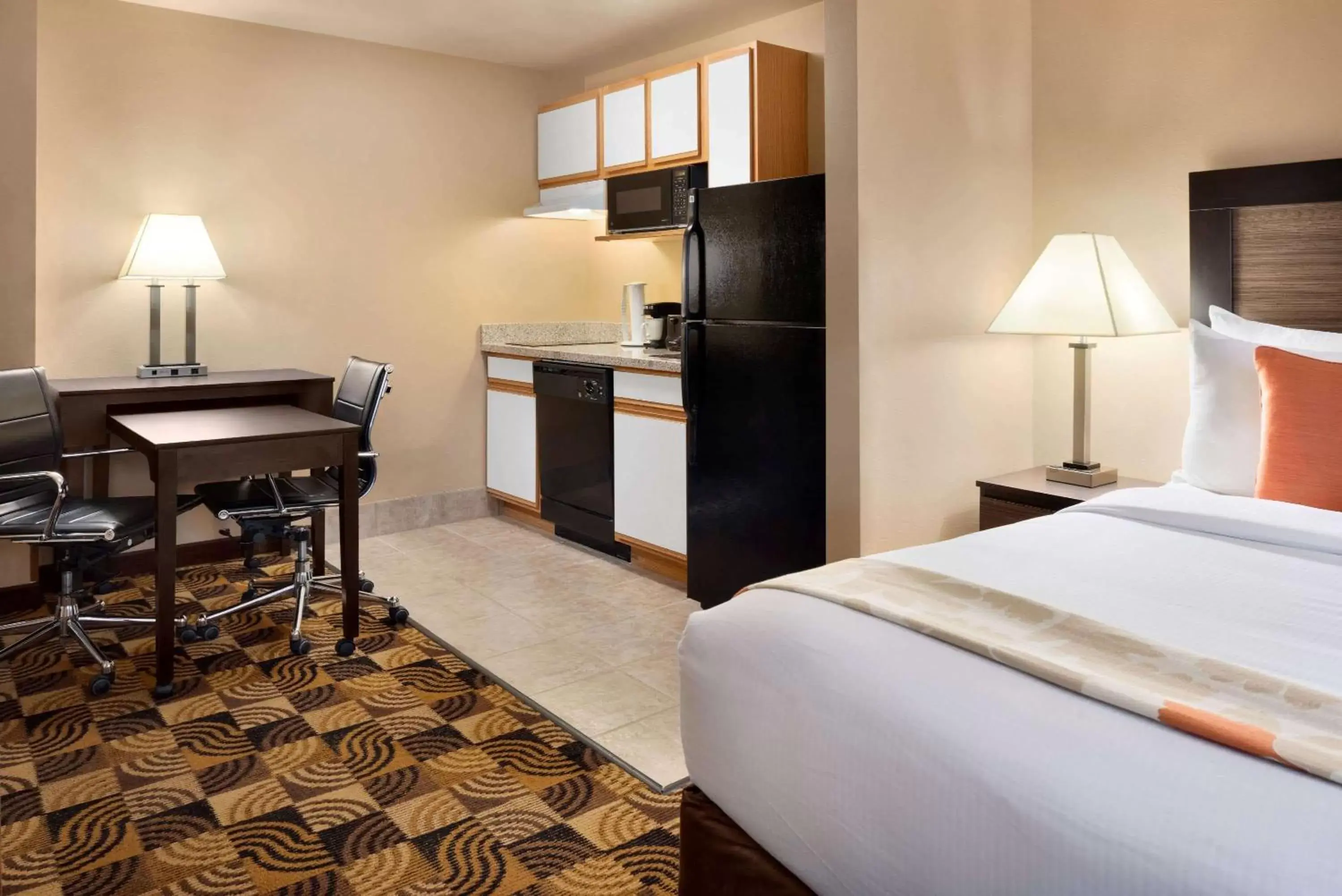 Photo of the whole room, Bed in Hawthorn Suites By Wyndham Oak Creek/Milwaukee Airport