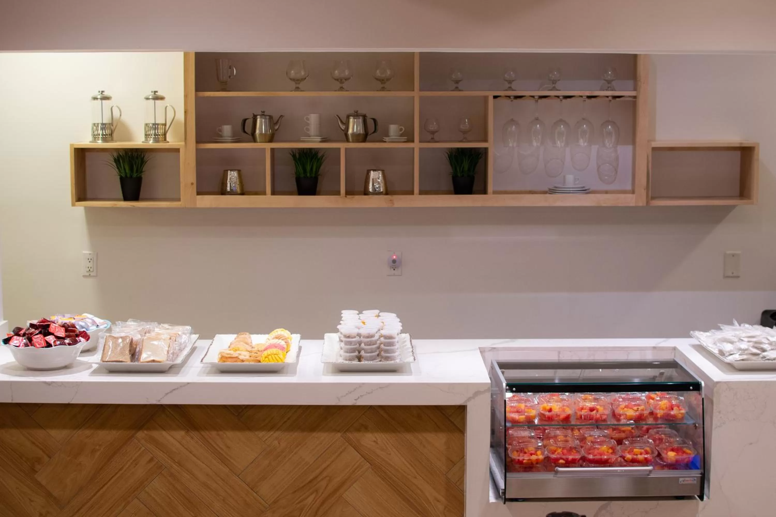 Restaurant/places to eat, Kitchen/Kitchenette in Hotel Mesaluna Near American Consulate