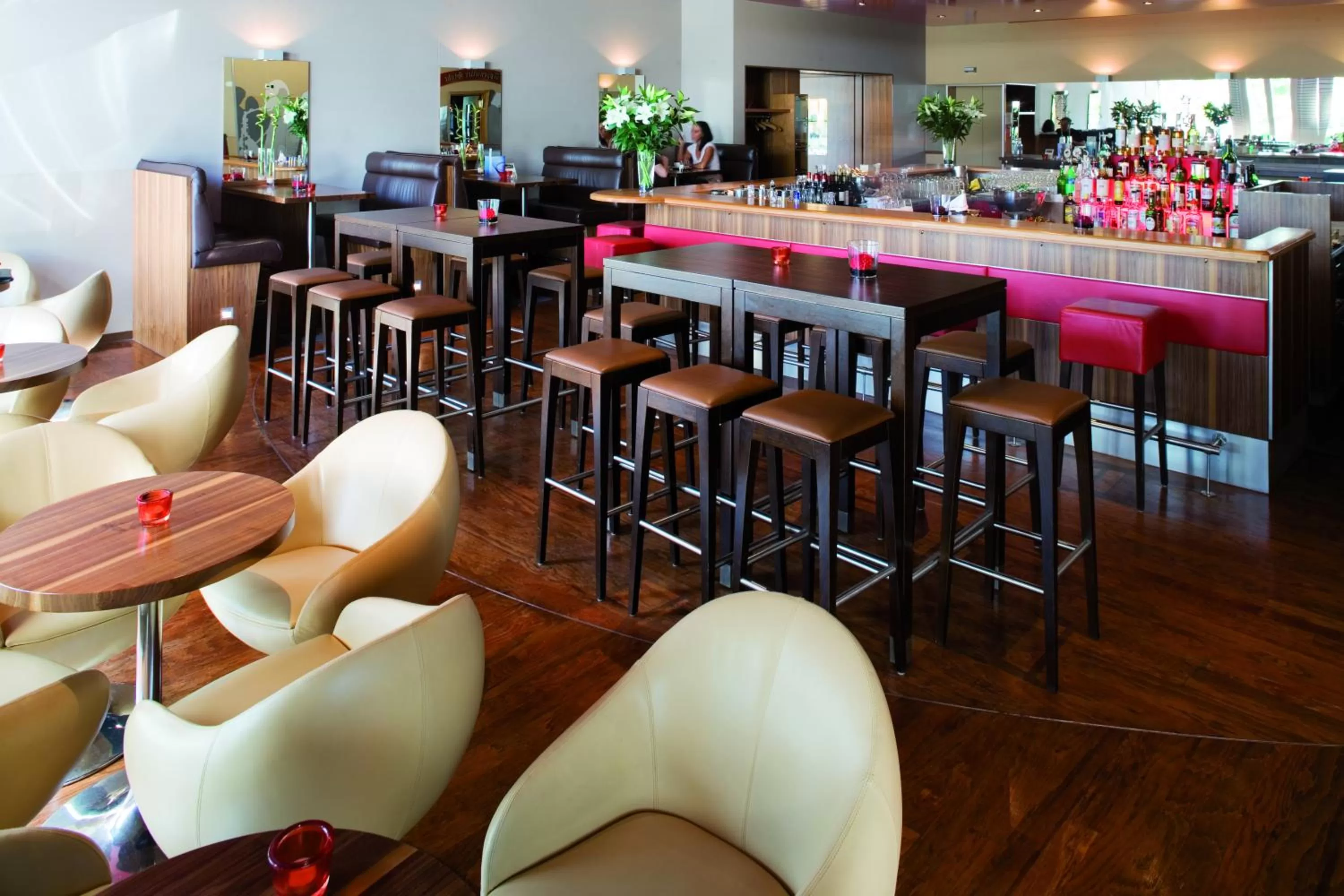 Lounge or bar in Mövenpick Hotel Zurich Airport