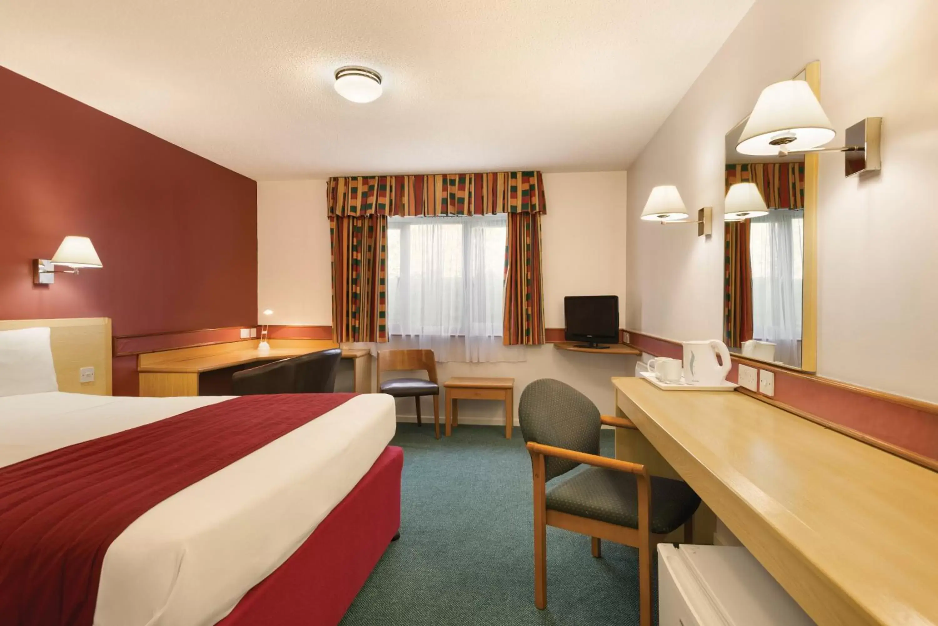 Photo of the whole room, TV/Entertainment Center in Days Inn Hotel Bradford - Leeds