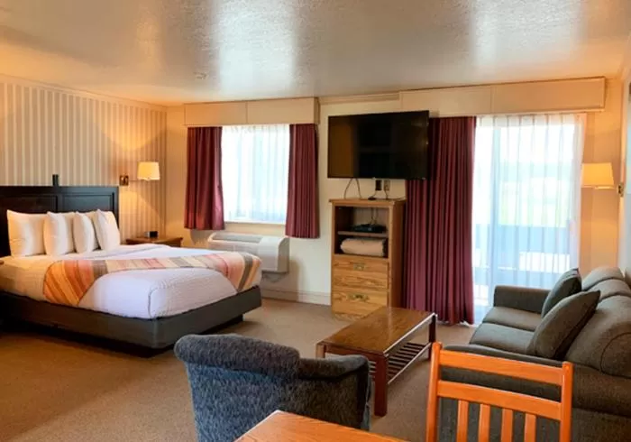 Bed in Coachman Inn Oak Harbor