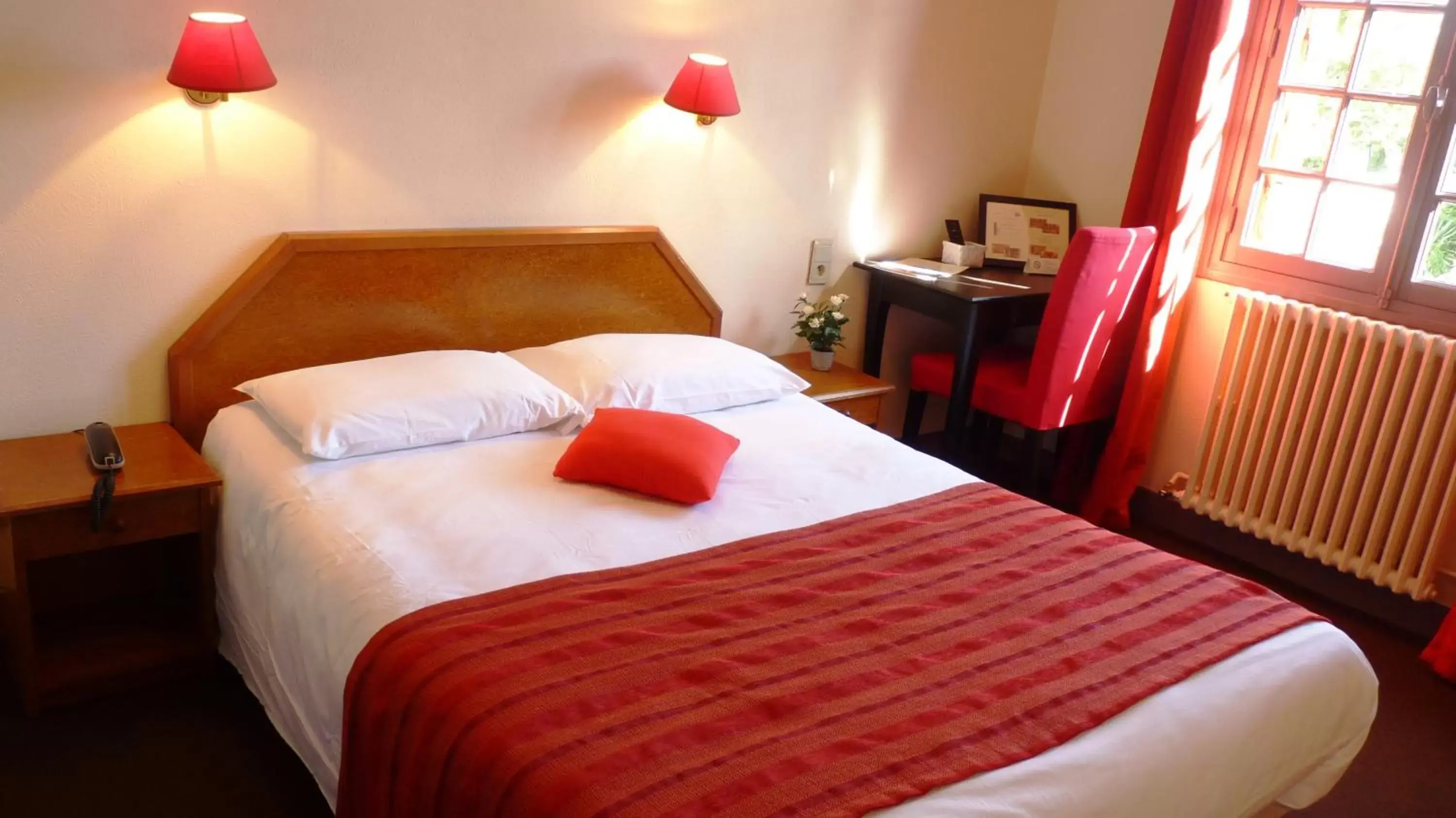 Bedroom, Bed in Hôtel-Restaurant La P'tite Auberge
