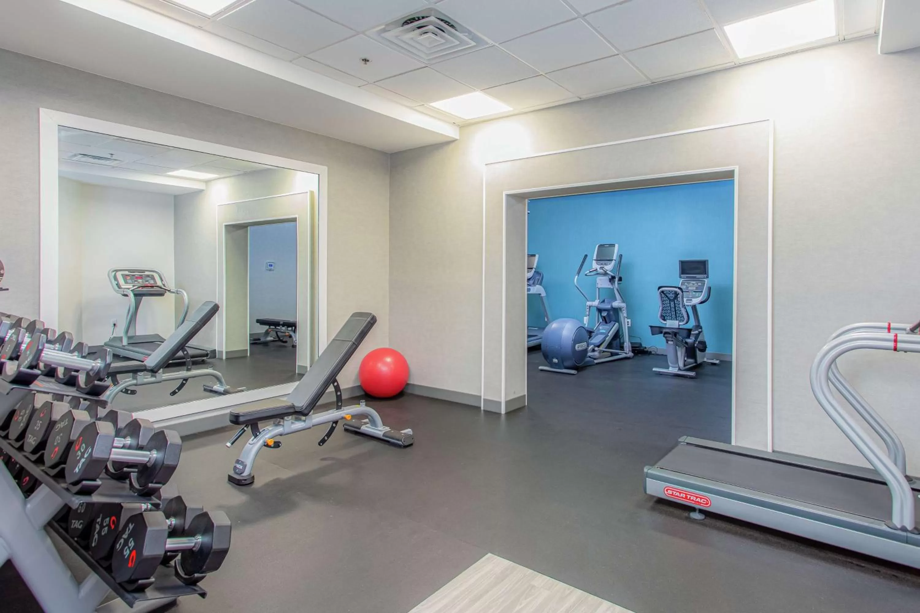 Fitness centre/facilities in Hampton Inn Pensacola Beach