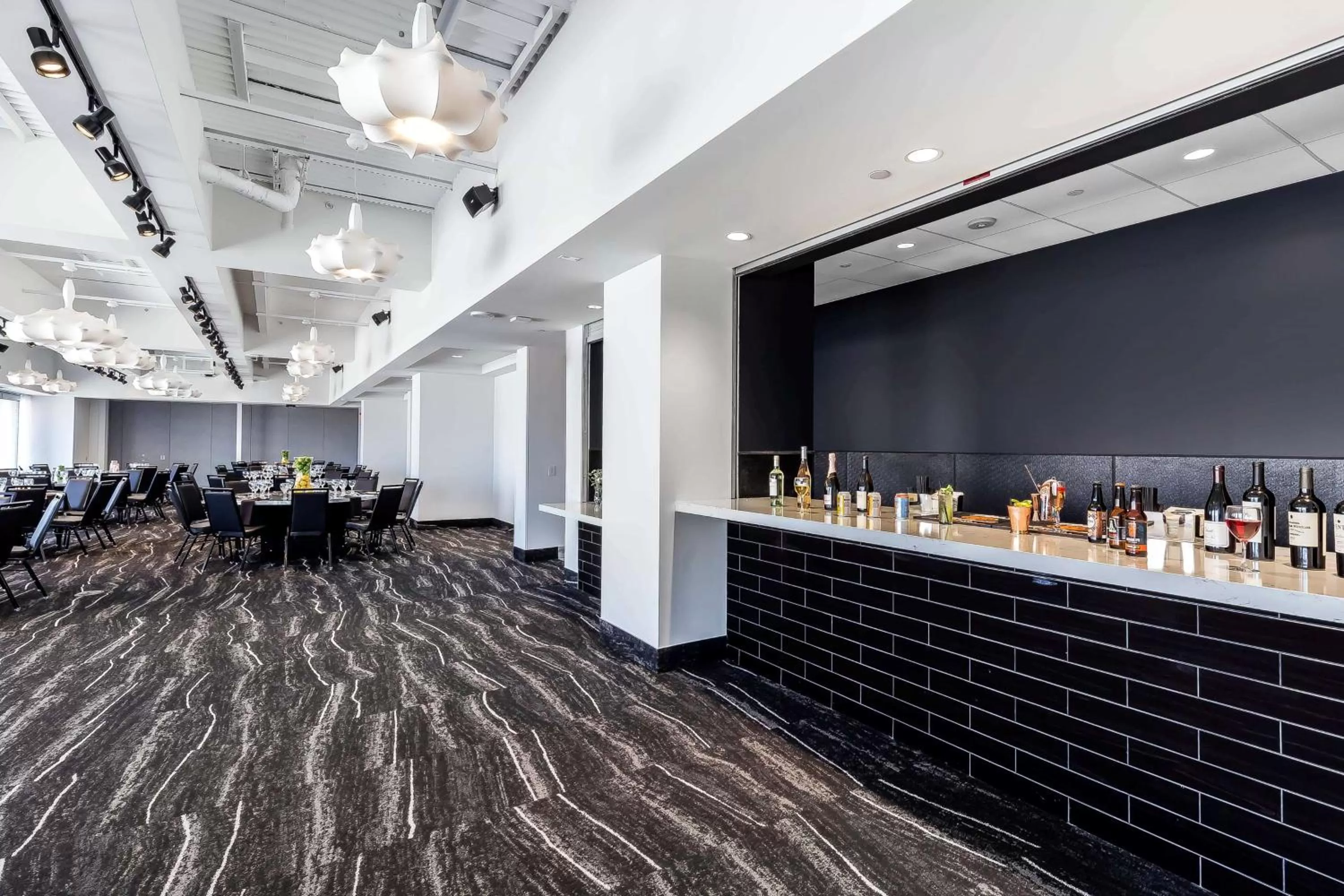 Lounge or bar in Lorenzo Hotel Dallas, Tapestry Collection by Hilton