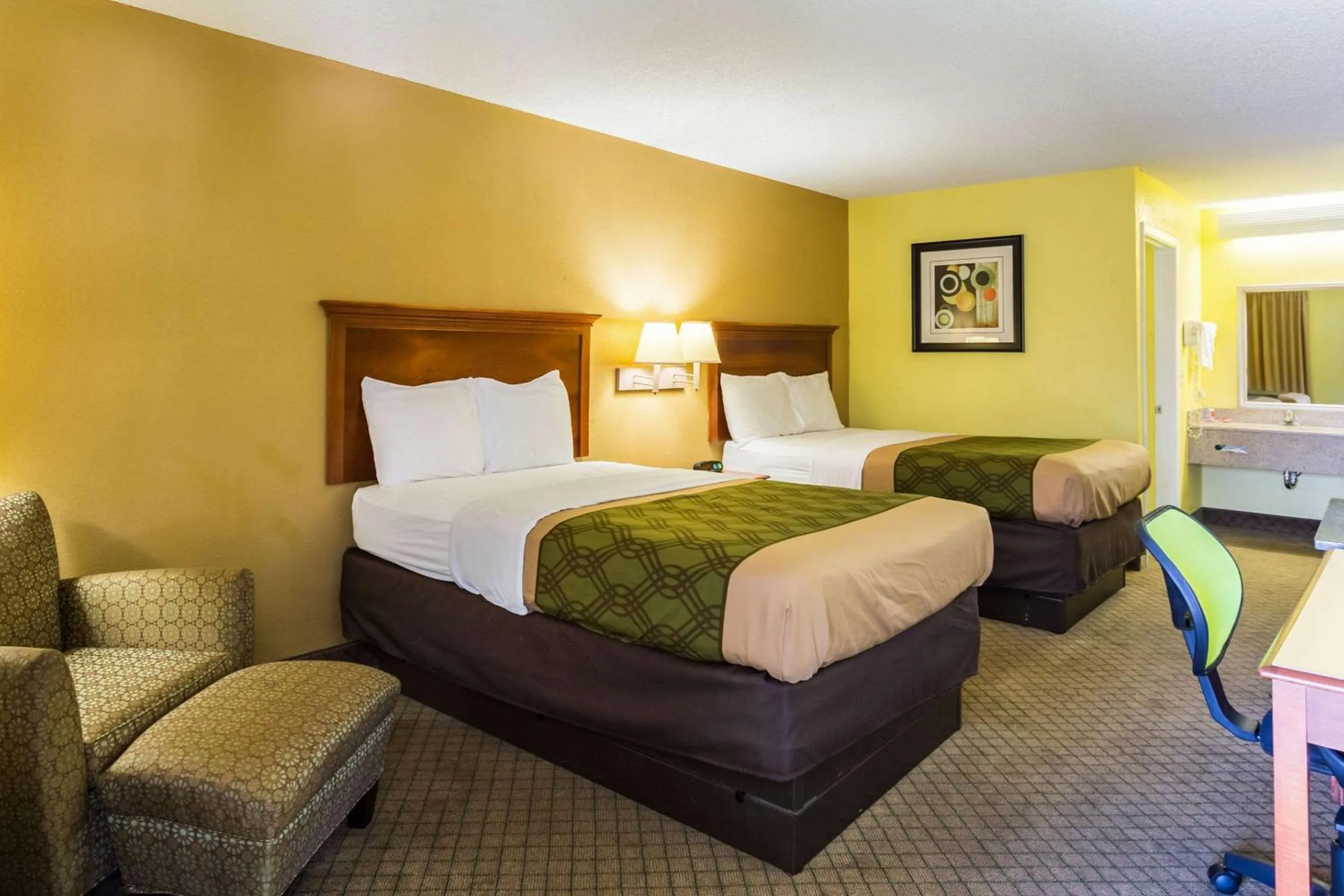 Photo of the whole room, Bed in Econo Lodge Picayune