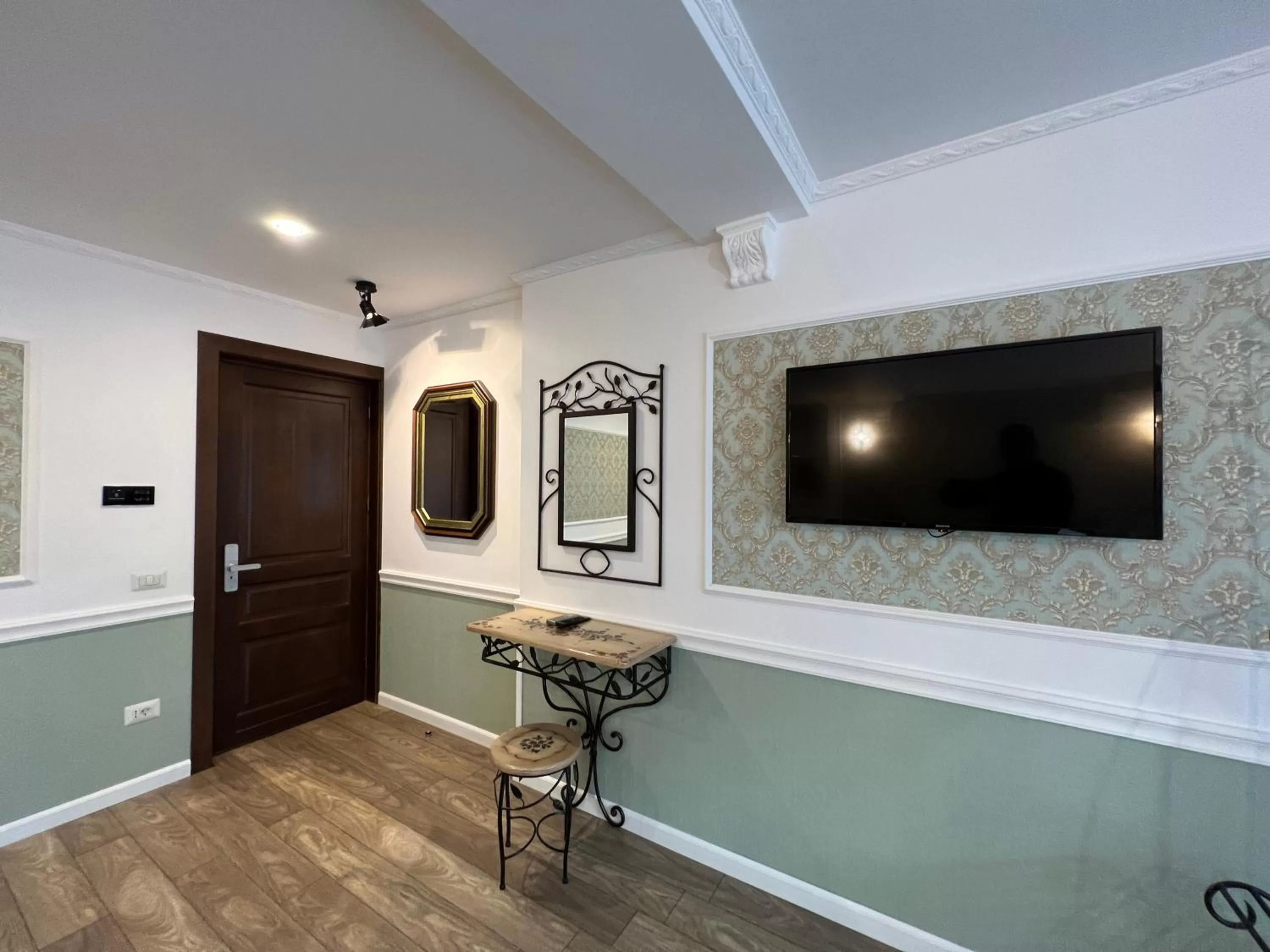 TV and multimedia in Hotel Boutique Cathedral Plaza Residences room for rent downtown