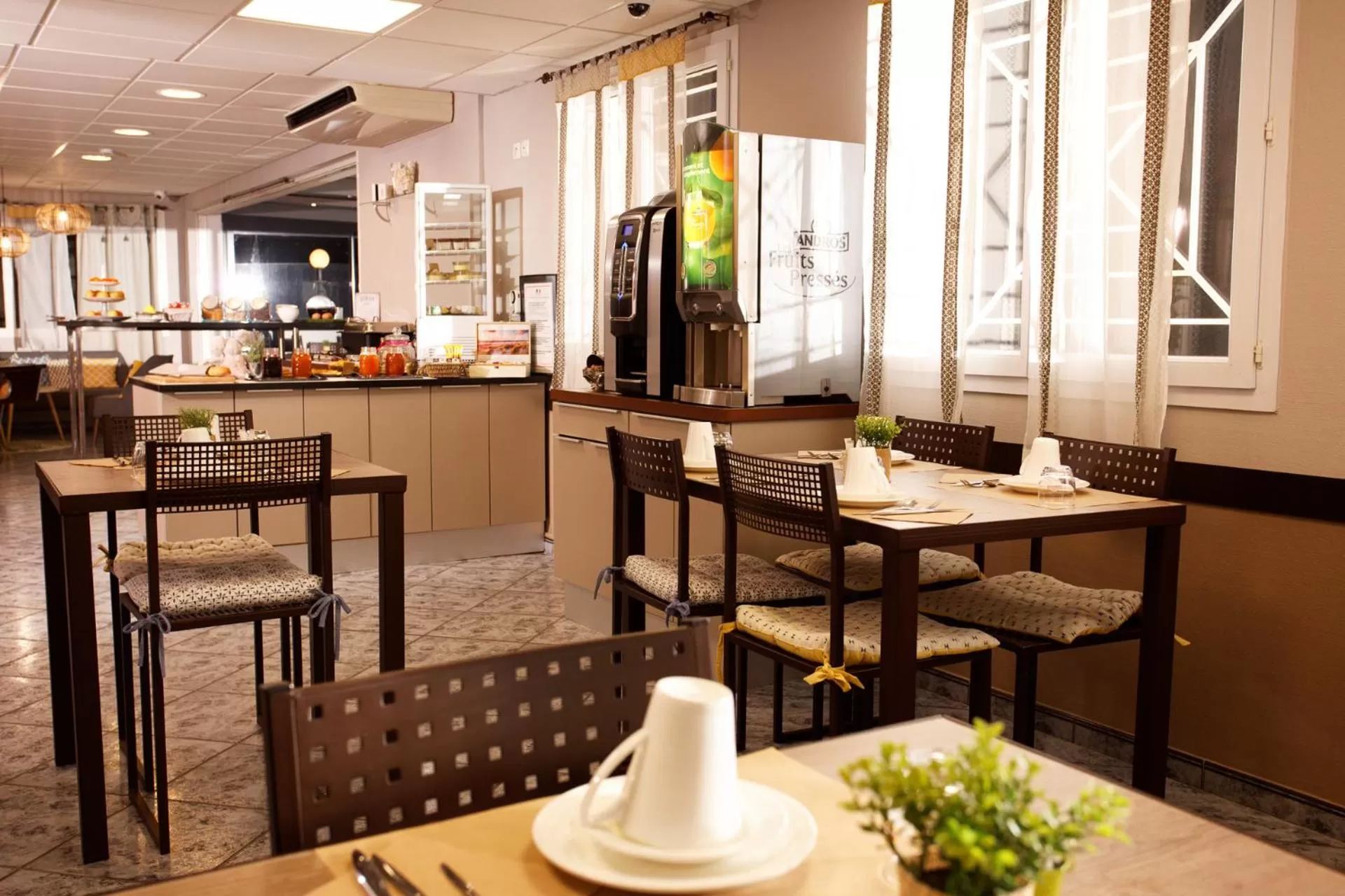 Communal lounge/ TV room in Sure Hotel by Best Western Beziers Le Monestie