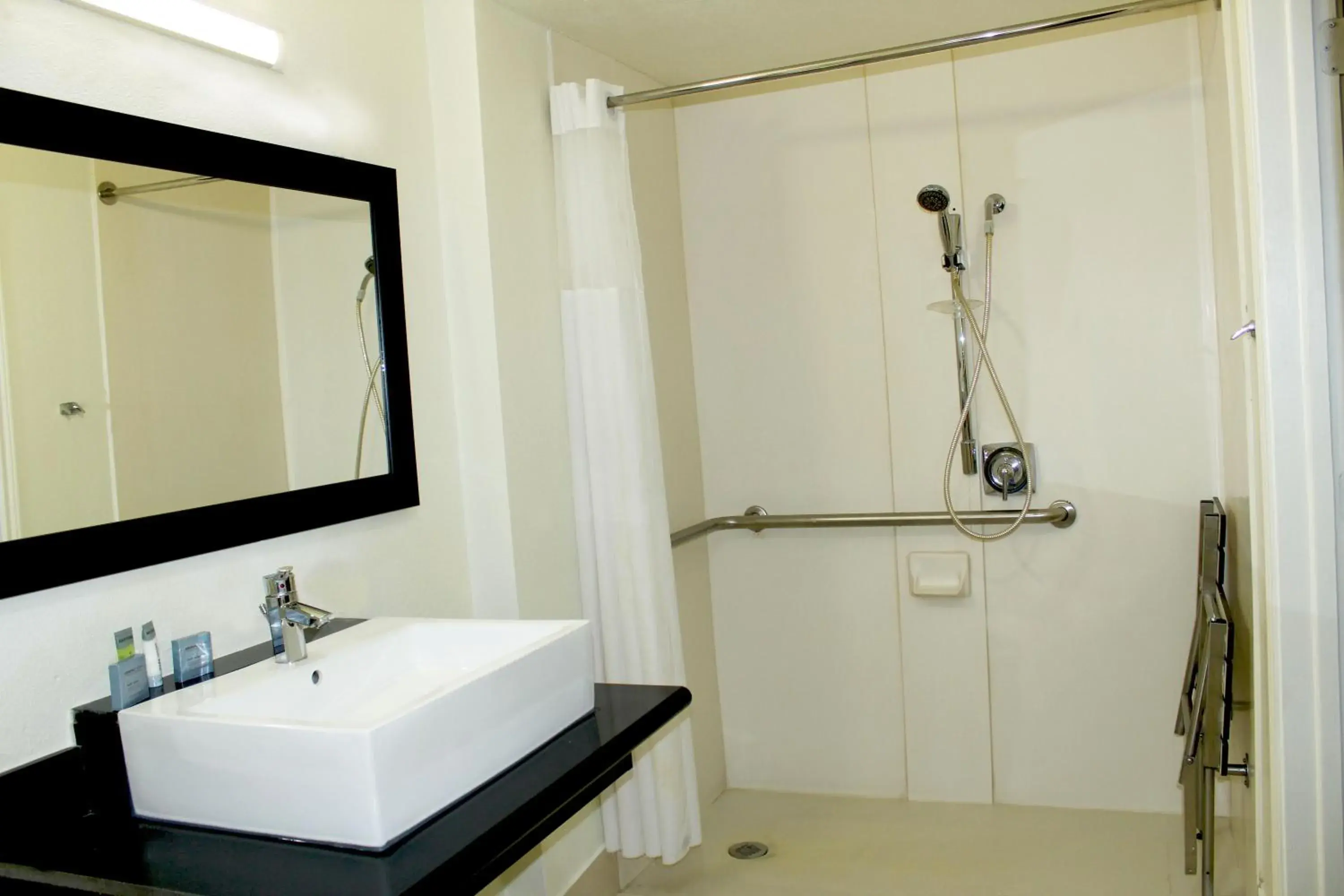 Bathroom in Stay Express Inn Dallas - Fair Park / Downtown