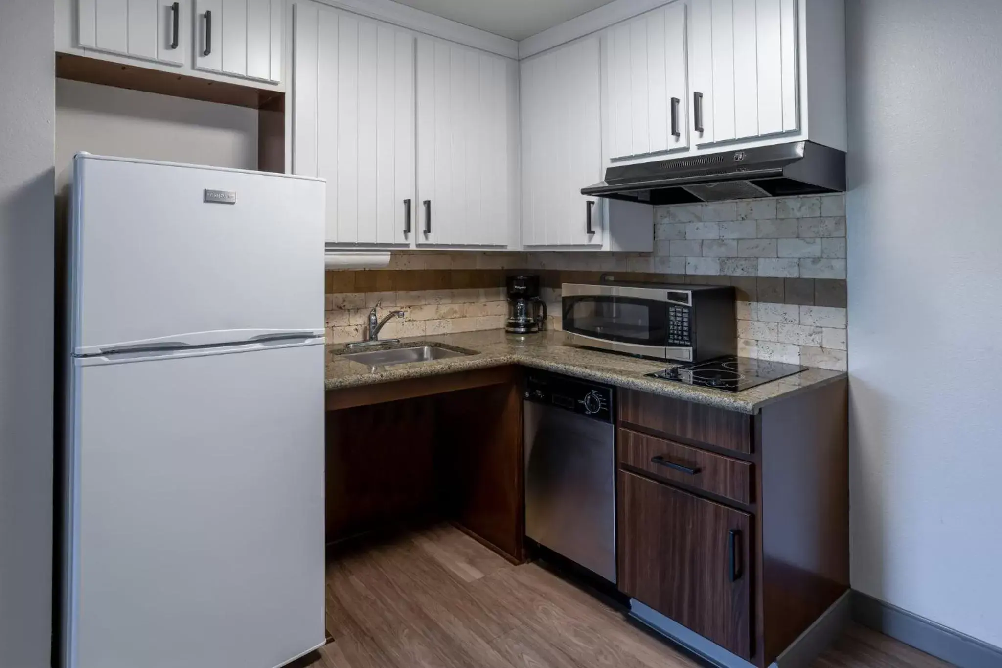 Photo of the whole room, Kitchen/Kitchenette in Staybridge Suites Wilmington East, an IHG Hotel