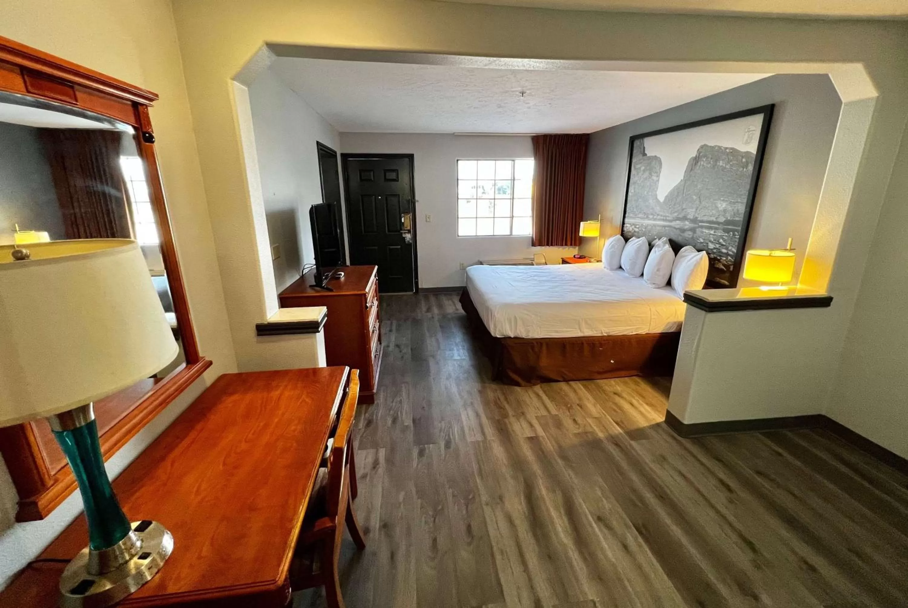 Photo of the whole room, Bed in Super 8 by Wyndham Sealy