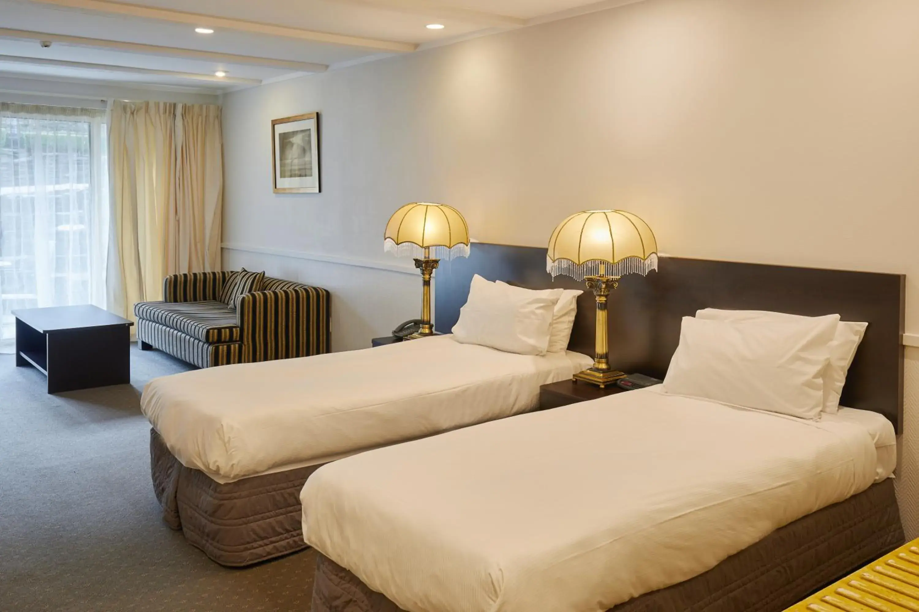 Seating area, Bed in Nugget Point Hotel