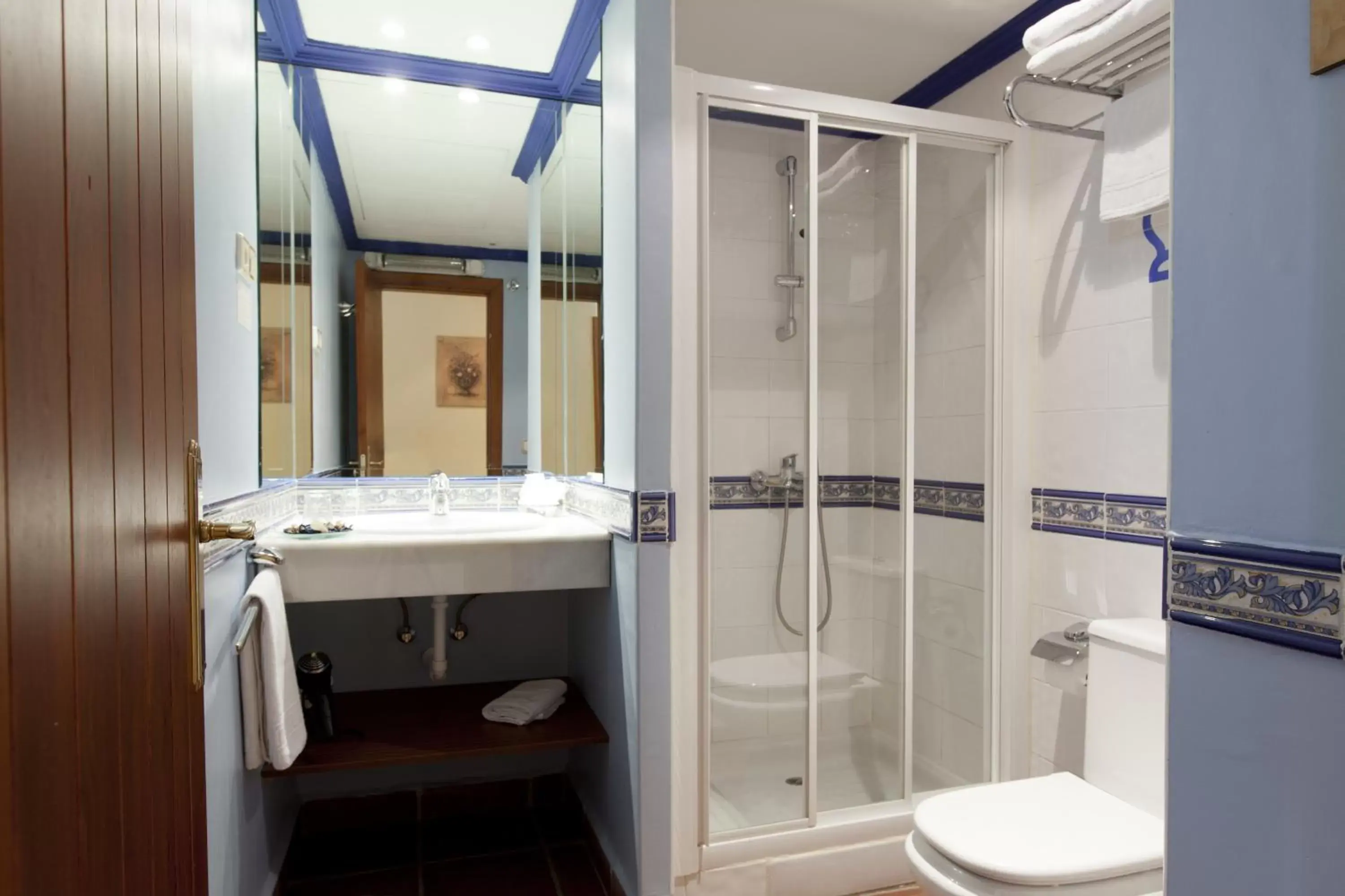 Toilet, Bathroom in Hotel Casona de la Reyna
