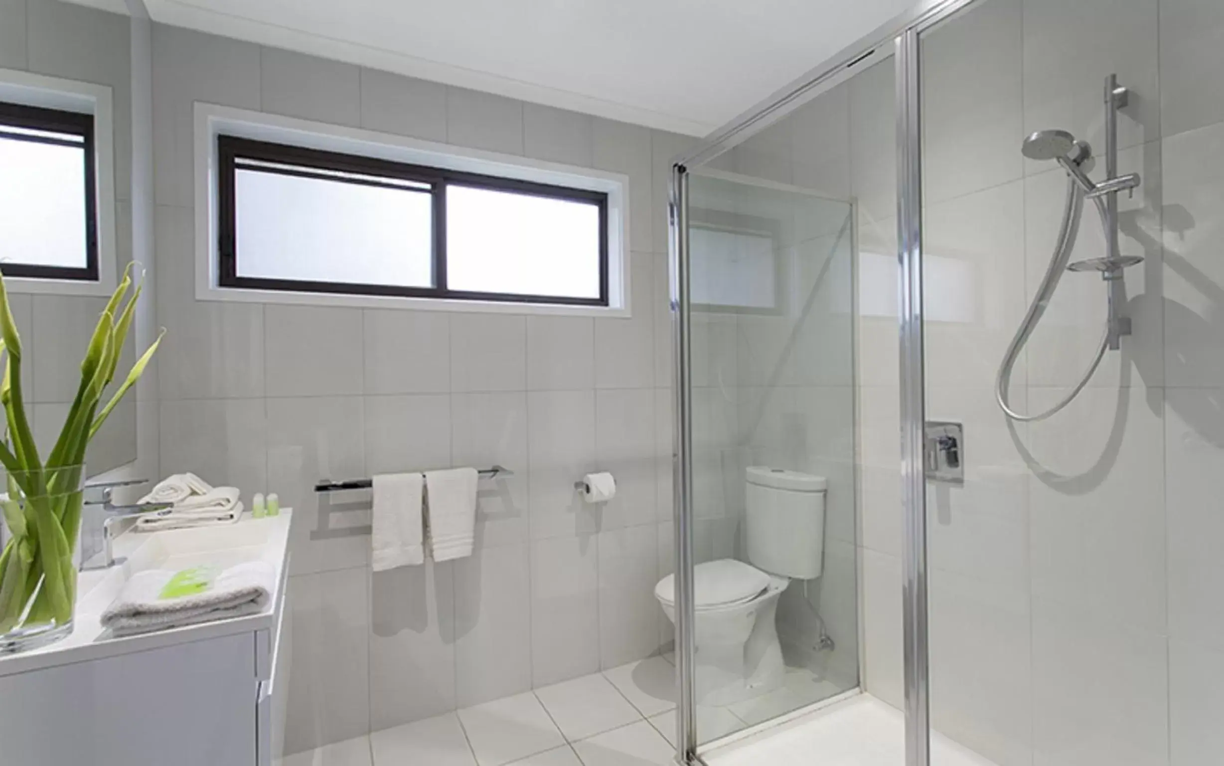 Shower, Bathroom in Best Western Colonial Village Motel