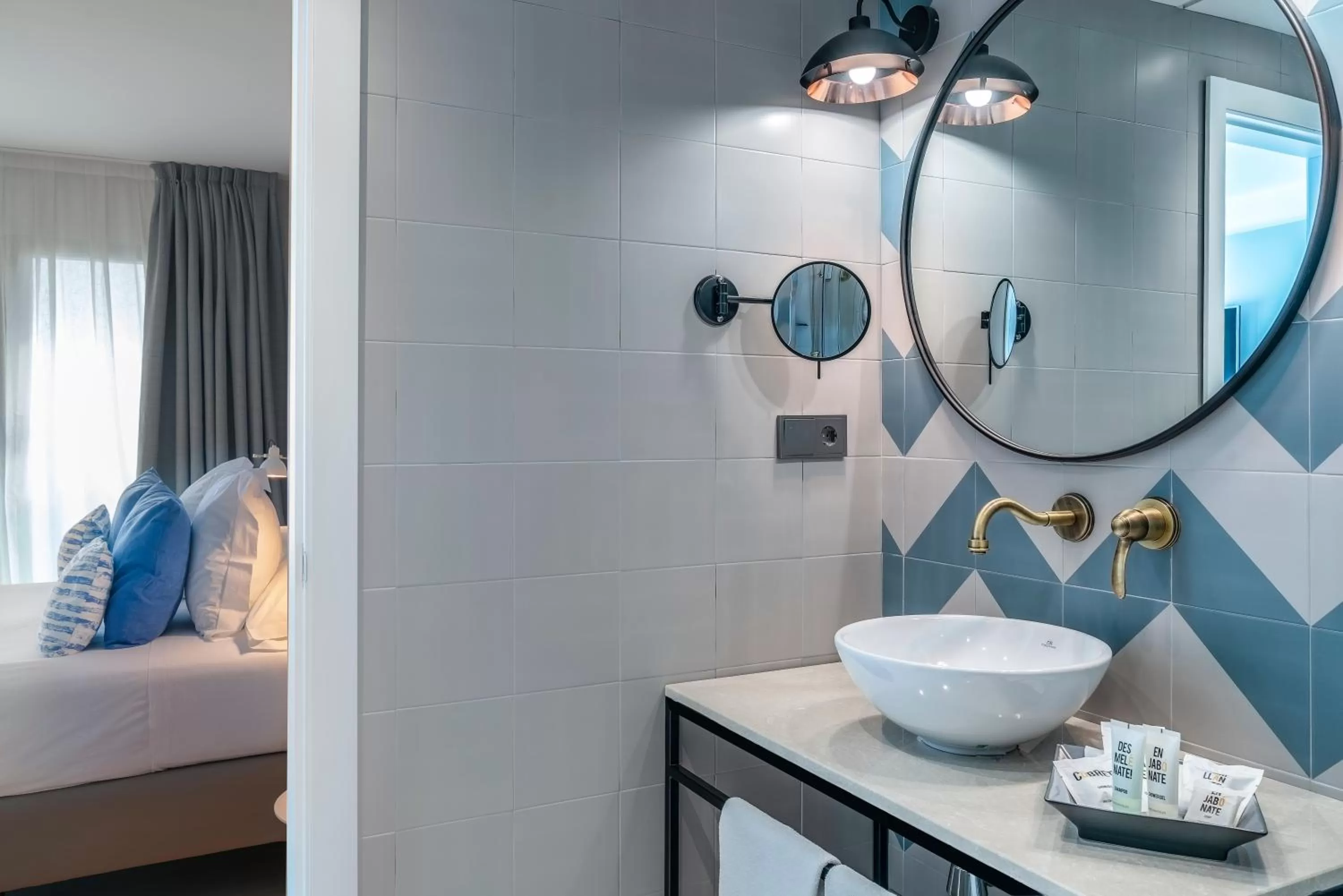 Shower, Bed in Vincci Puertochico