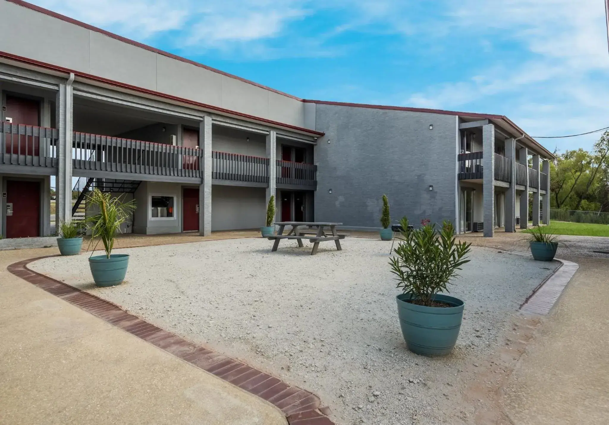 Inner courtyard view, Property Building in Red Roof Inn Madisonville