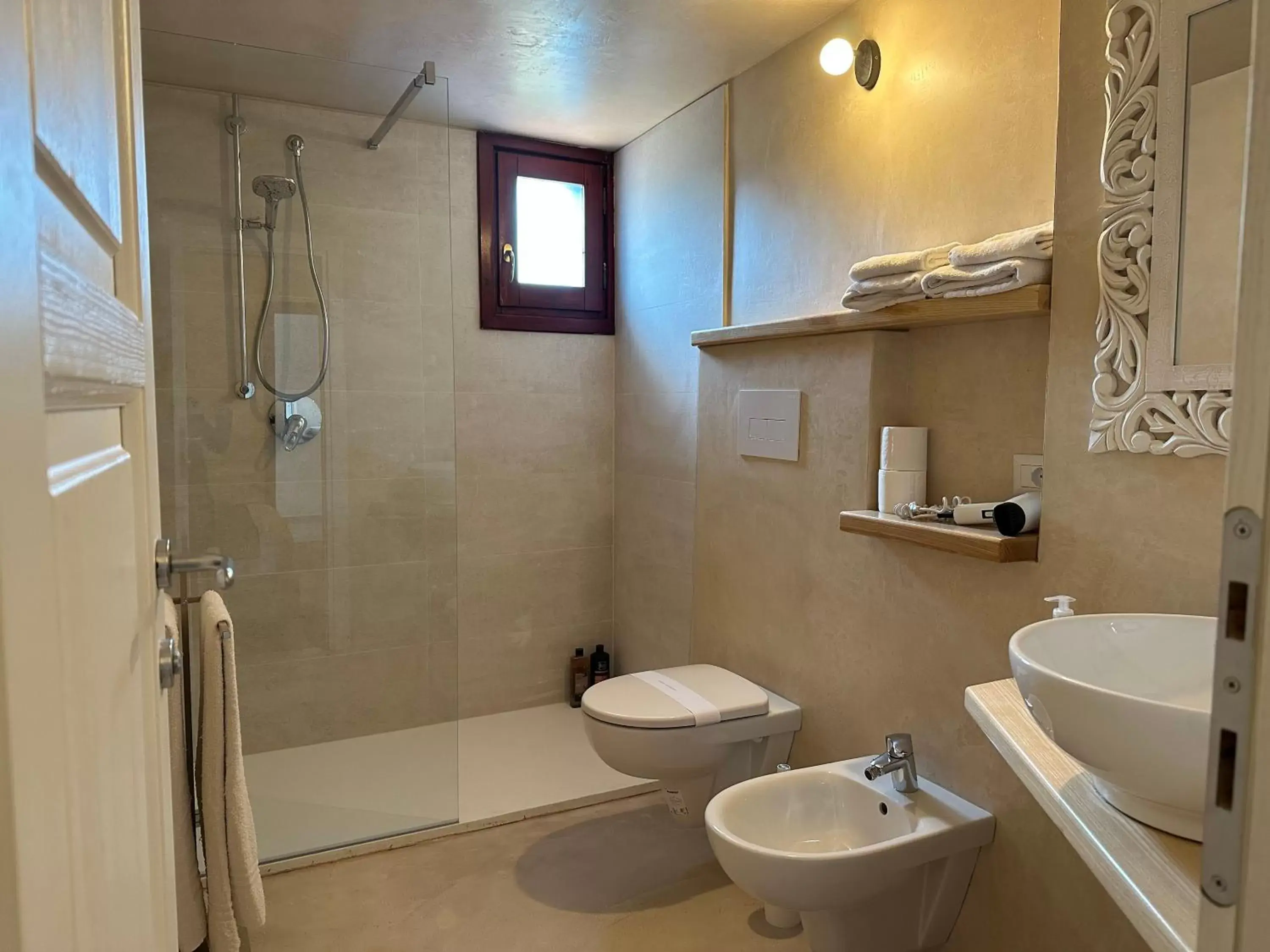 Shower, Bathroom in Hotel Ristorante S'Ortale