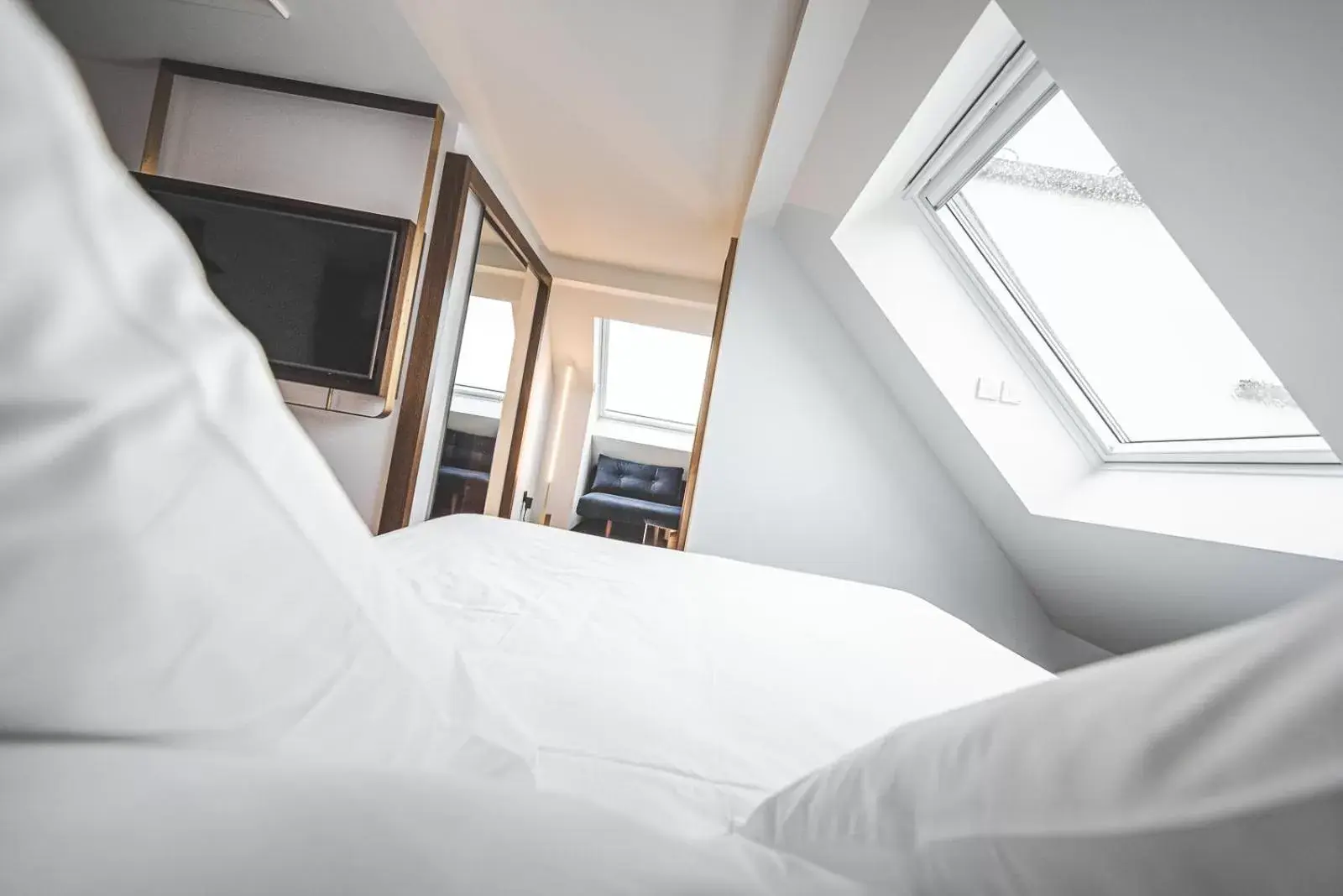 Bed, Seating Area in Hotel Bernina Geneva