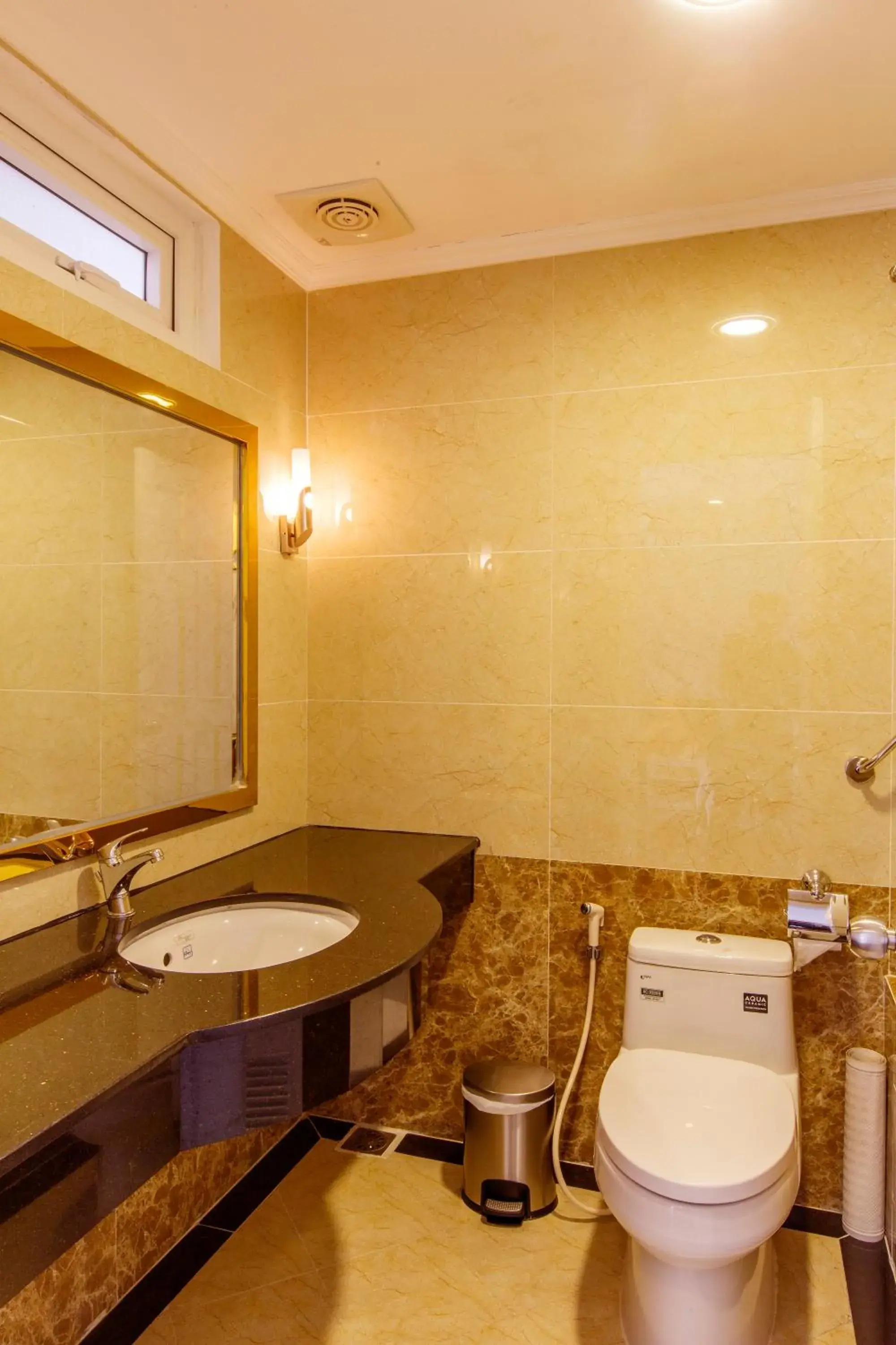 Bathroom in Huong Sen Annex Hotel