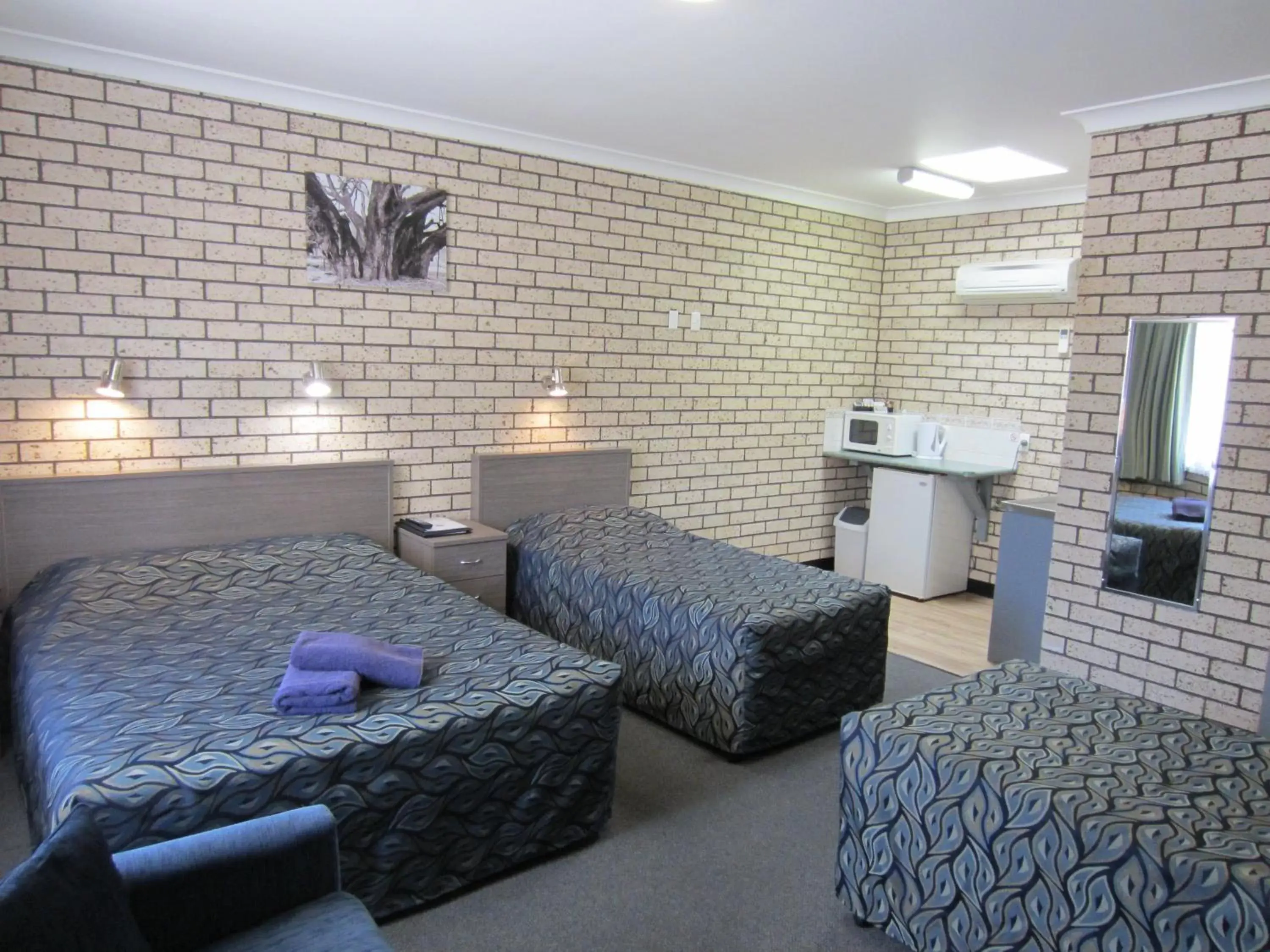 Photo of the whole room, Bed in Cowra Crest Motel