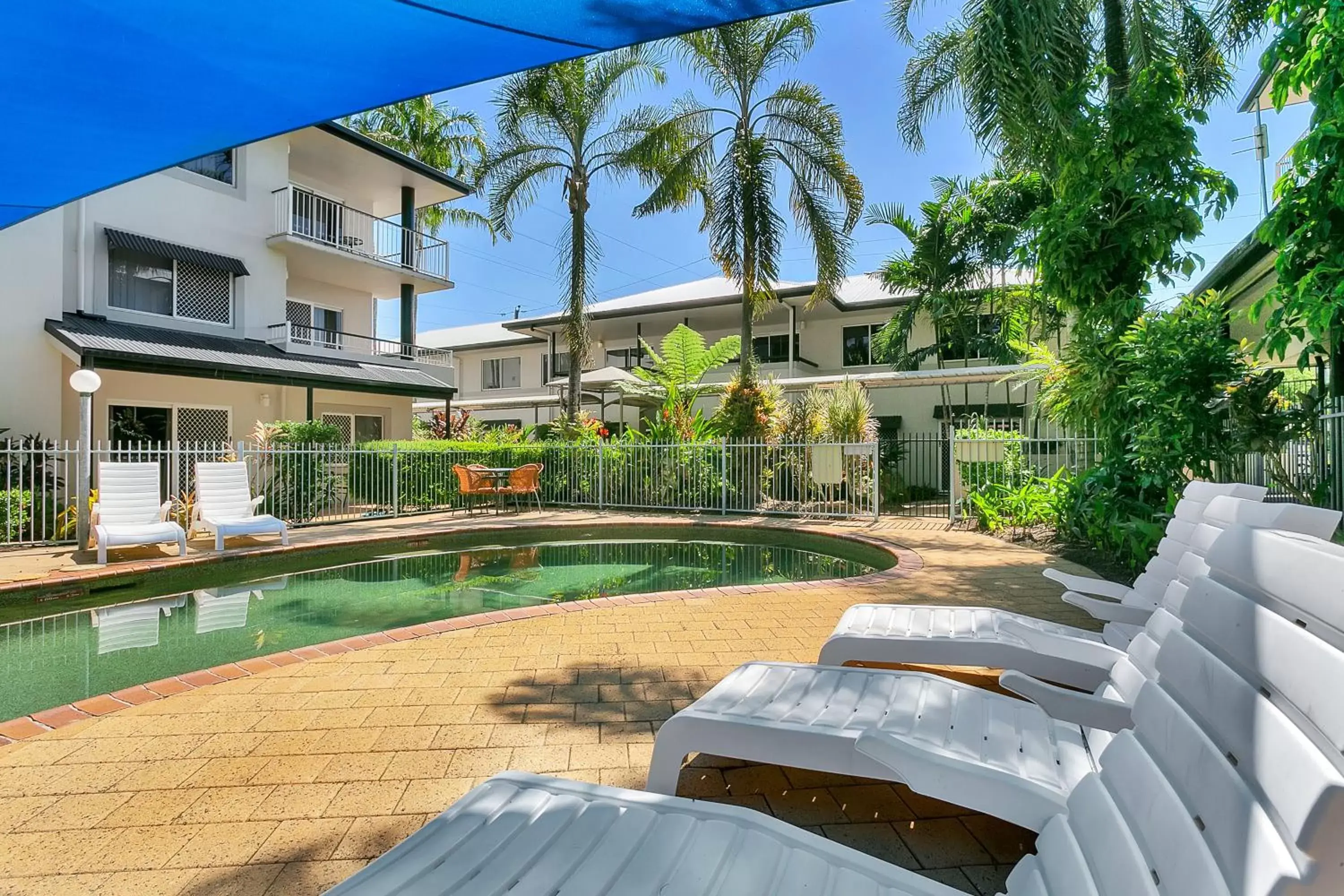 Property building, Swimming Pool in Cairns Reef Apartments & Motel