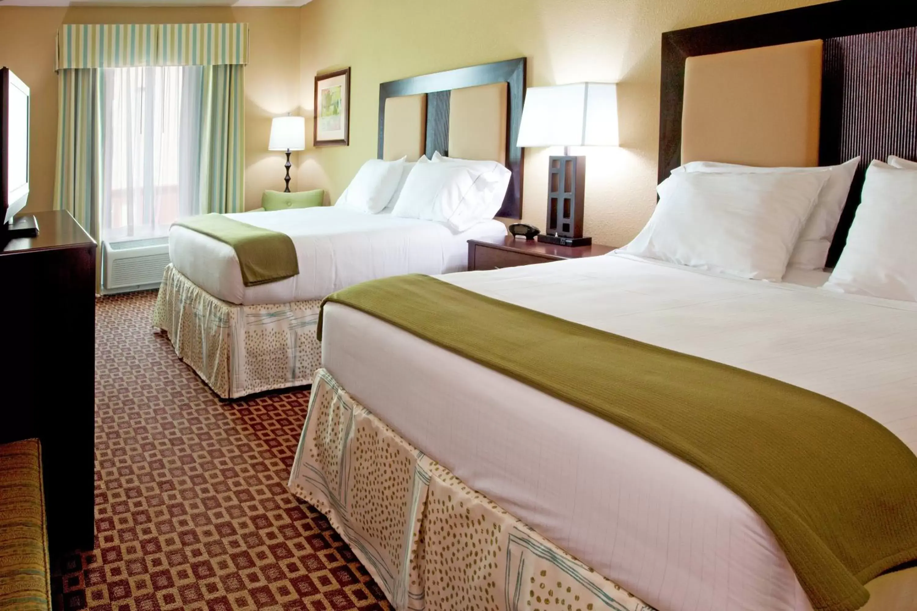 Photo of the whole room, Bed in Holiday Inn Express Hotel & Suites Chaffee - Jacksonville West, an IHG Hotel