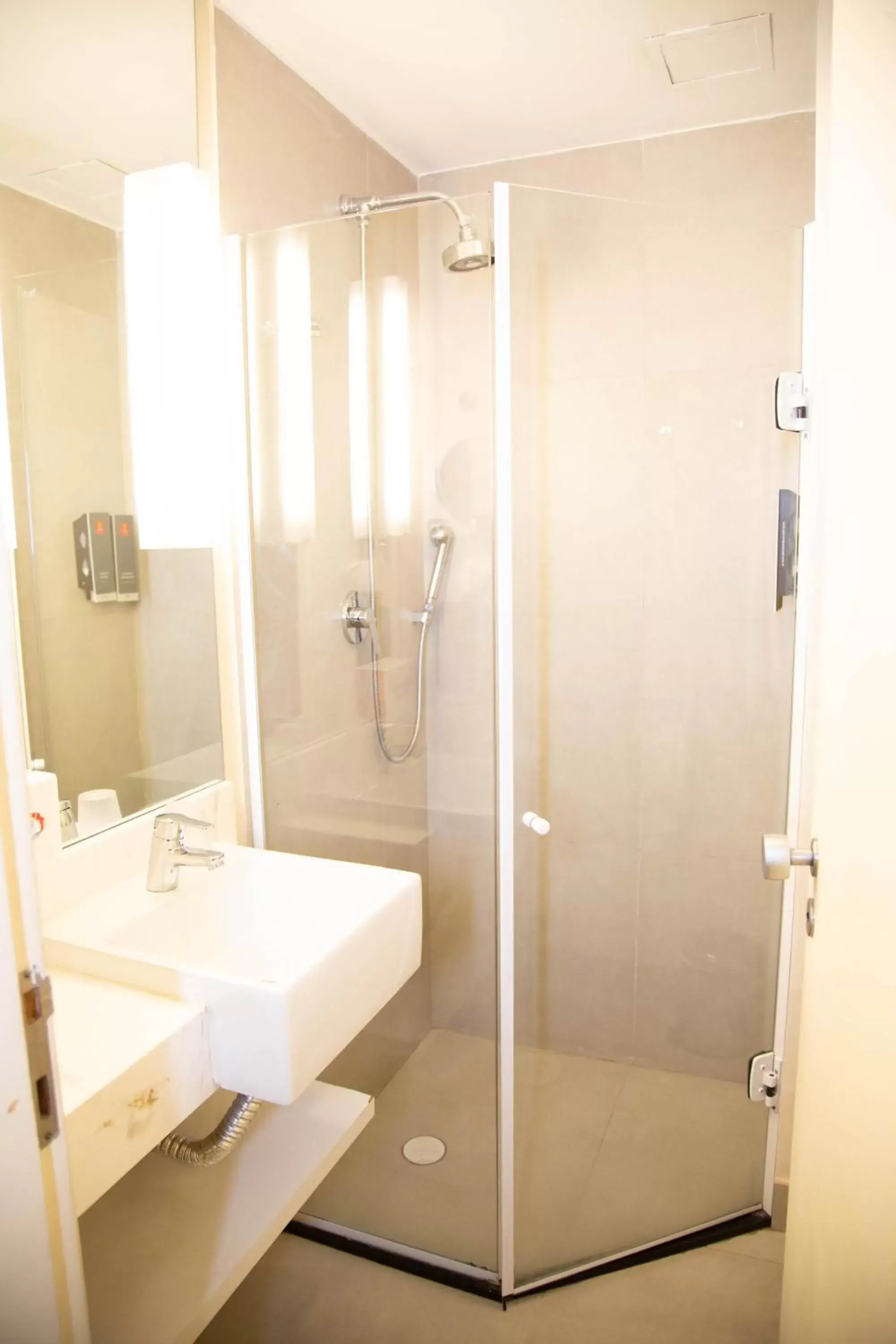 Shower, Bathroom in Aparthotel Adagio Sao Paulo Berrini
