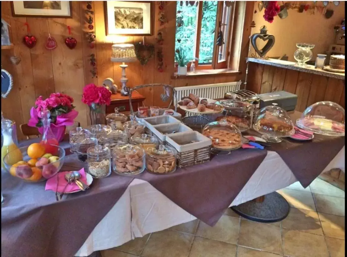 Continental breakfast in Chalet Plan Gorret