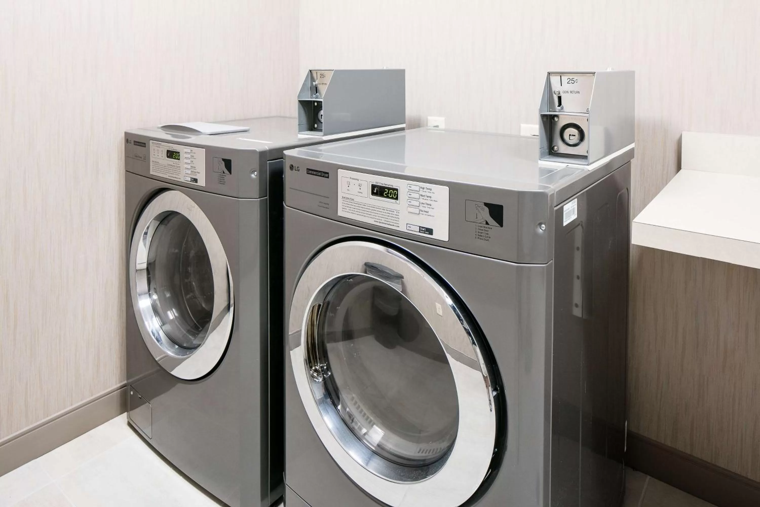 Property building in Hampton Inn & Suites Mason City, IA