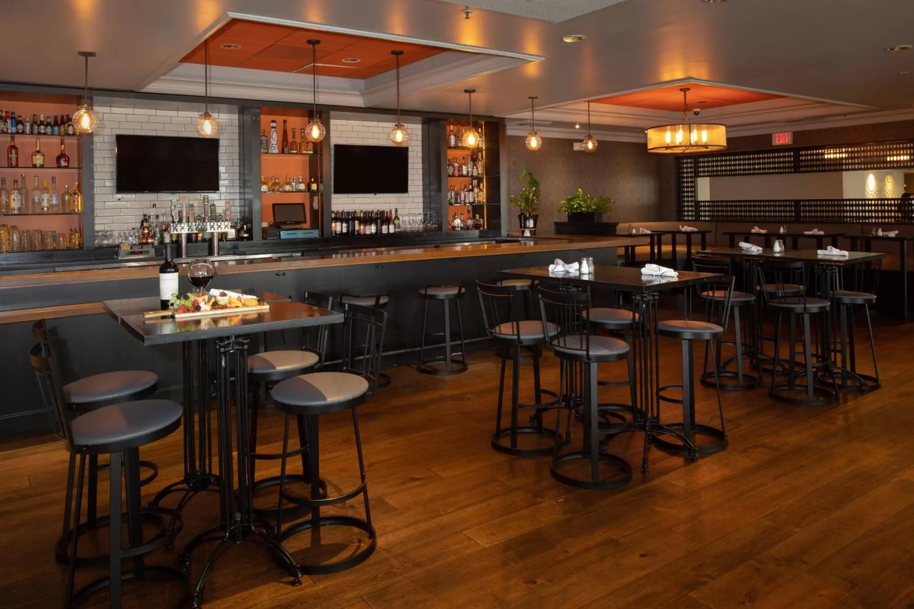 Lounge or bar, Lounge/Bar in Crowne Plaza Costa Mesa Orange County, an IHG Hotel