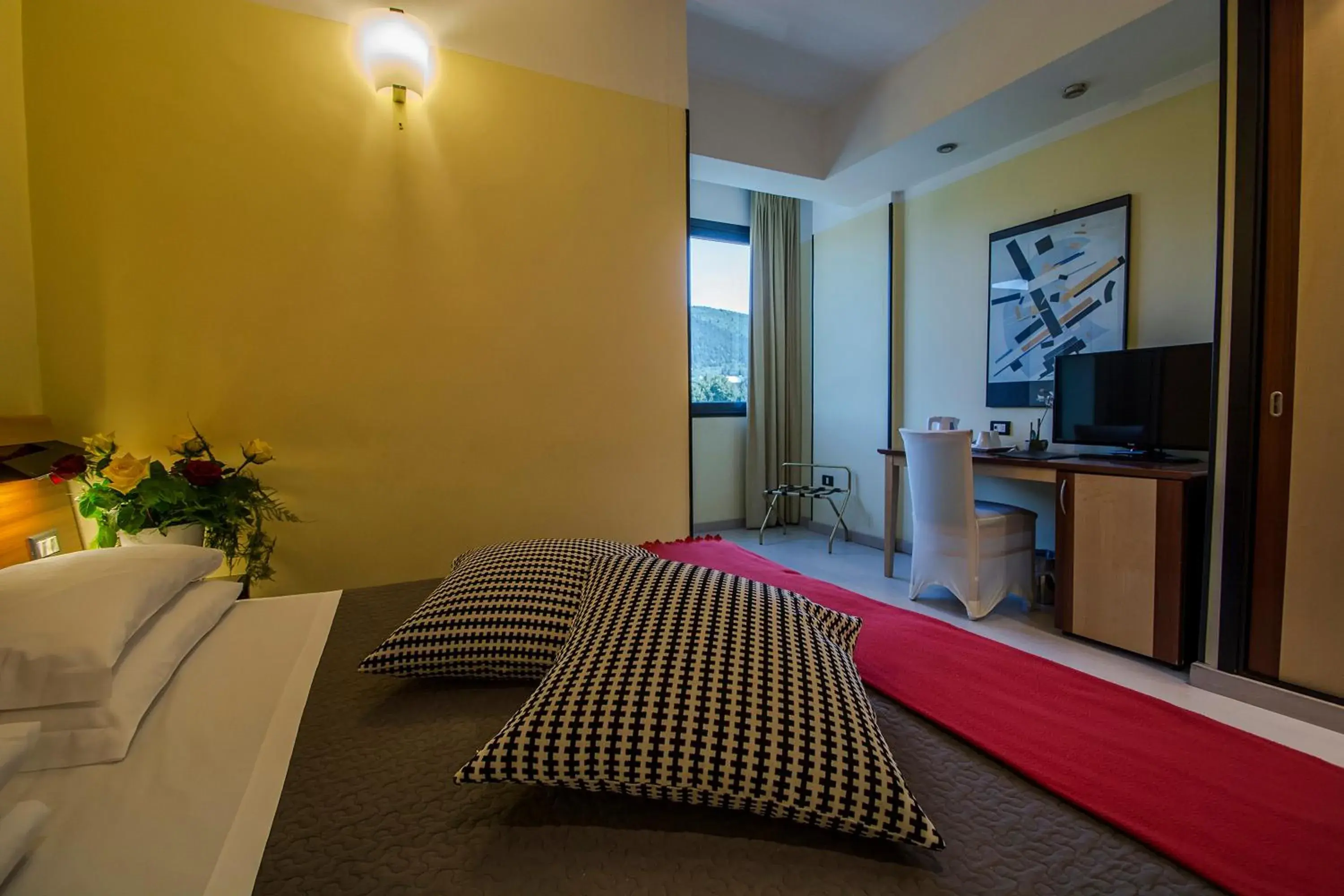 Bed, TV/Entertainment Center in Art Hotel Milano
