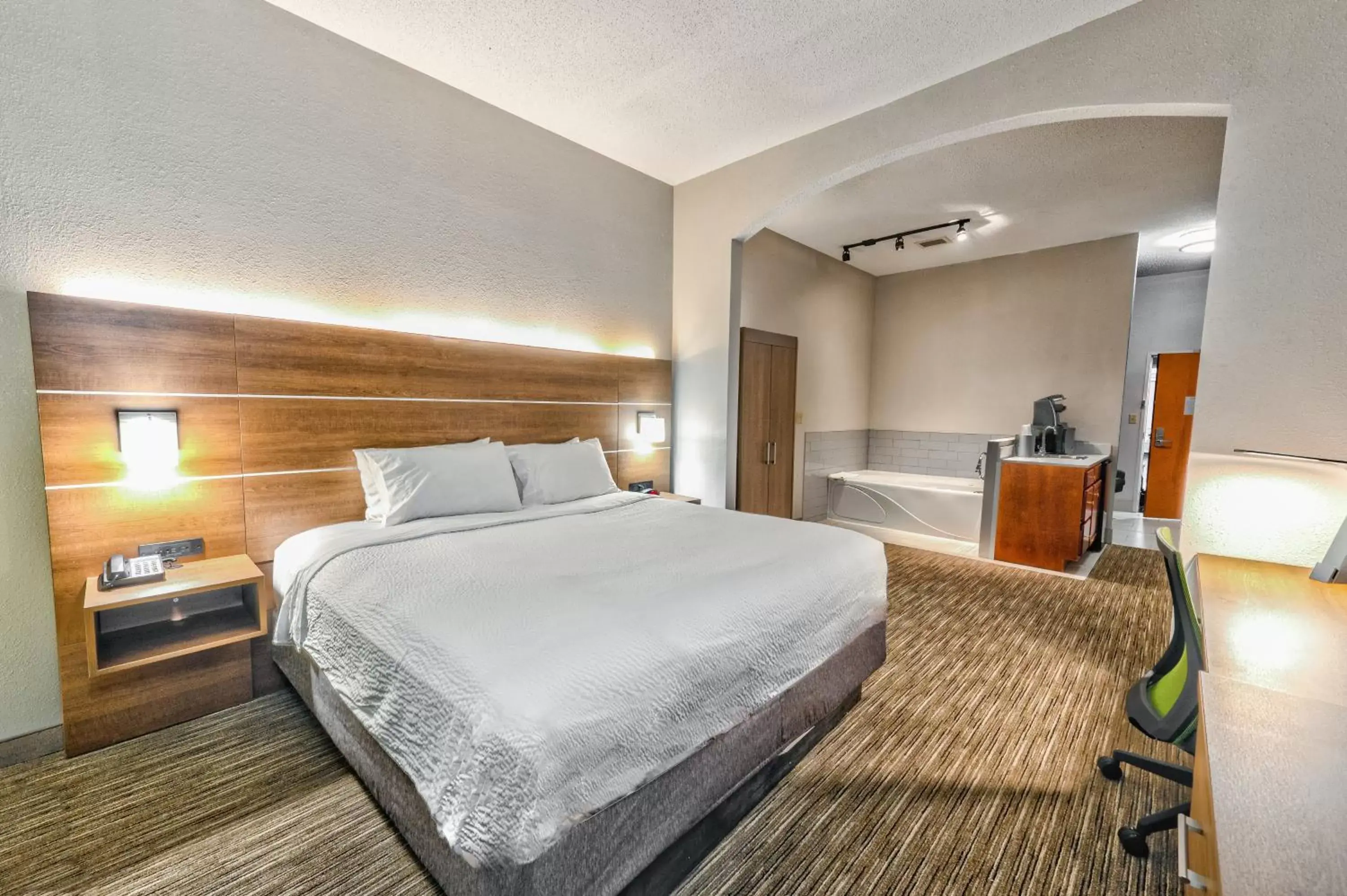 Photo of the whole room, Bed in Holiday Inn Express Hotel & Suites Goshen, an IHG Hotel