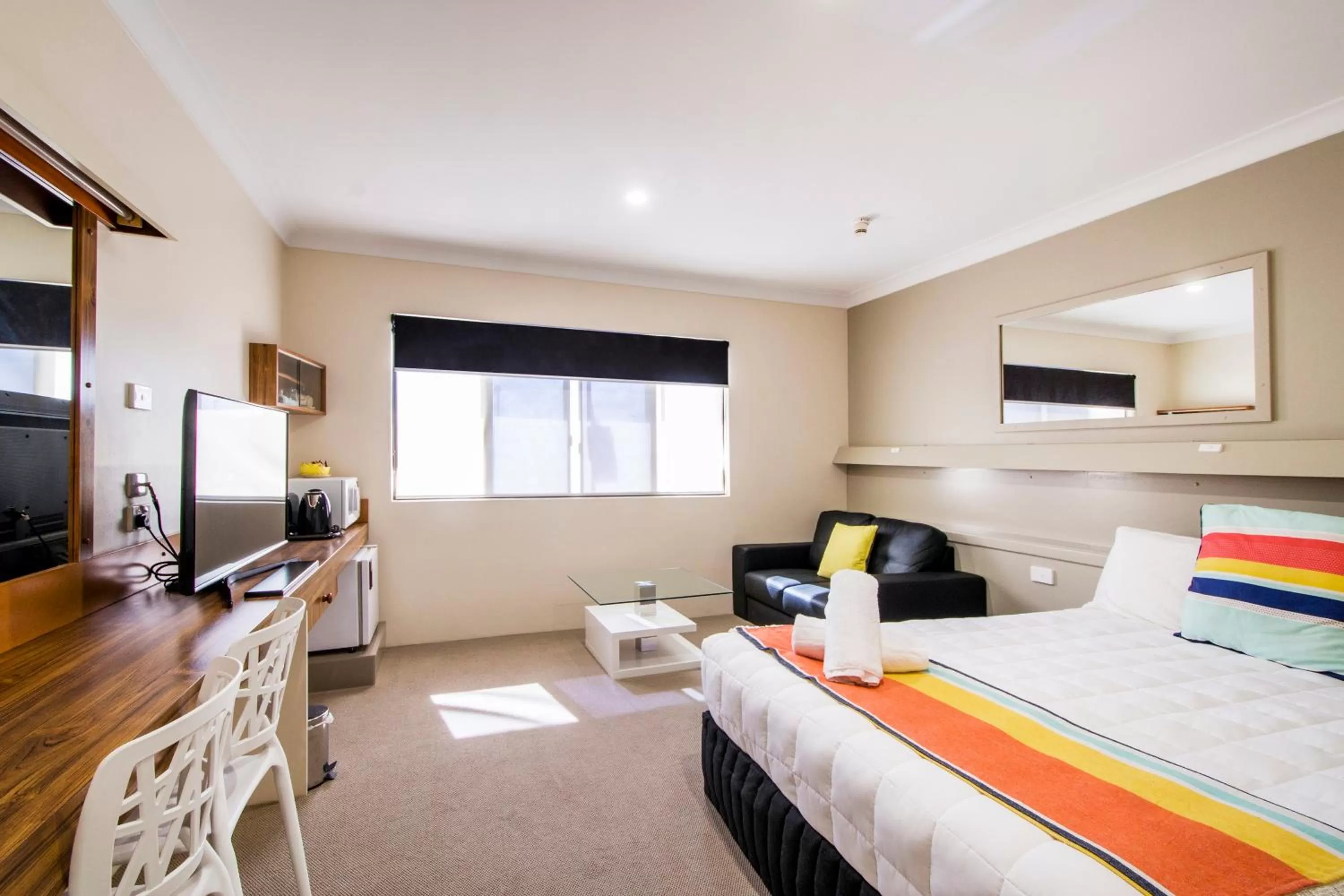 Living room, Bed in Abbey Motor Inn