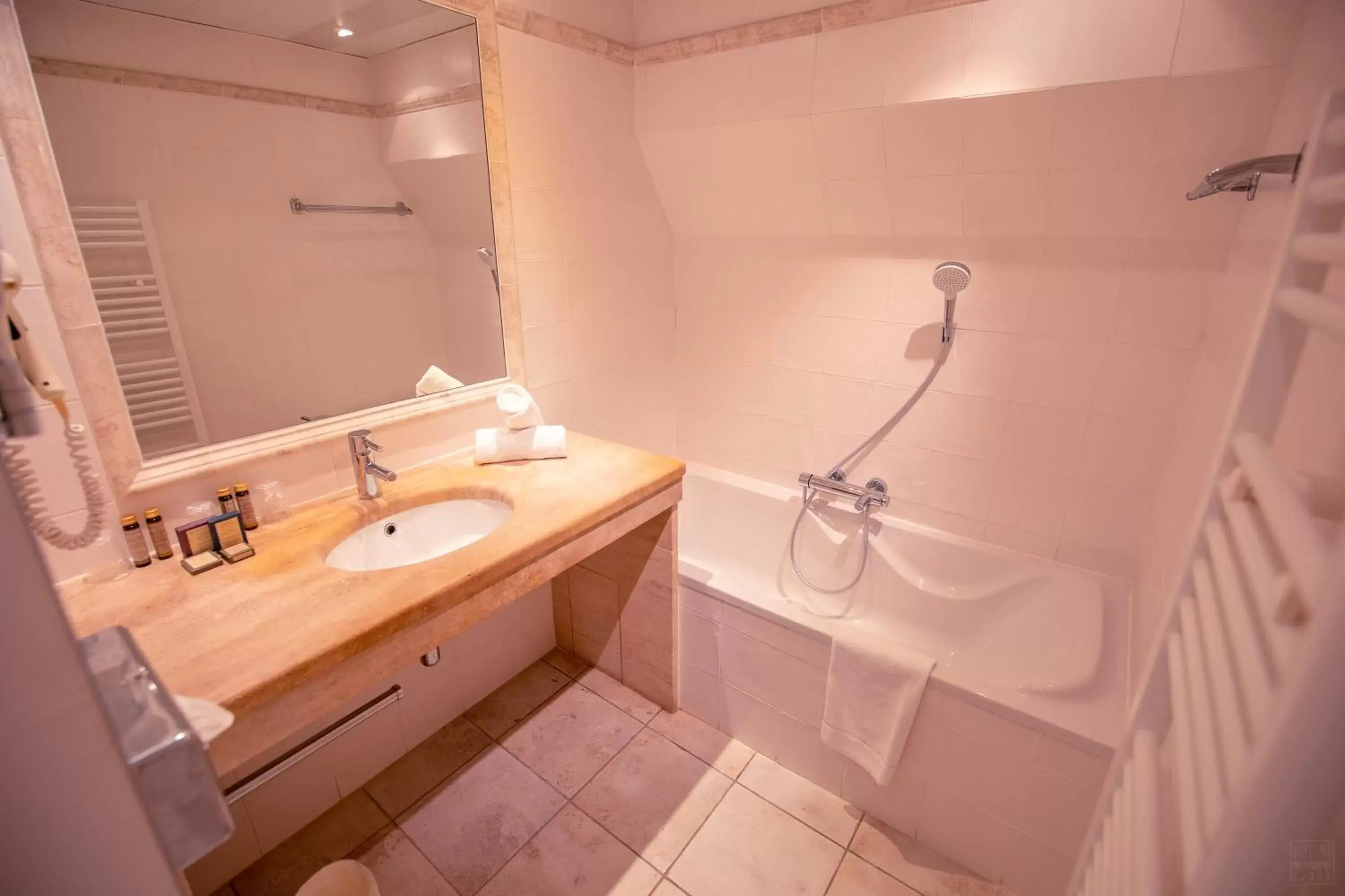 Bathroom in Hôtel Le Donjon - Cœur de La Cité Médiévale