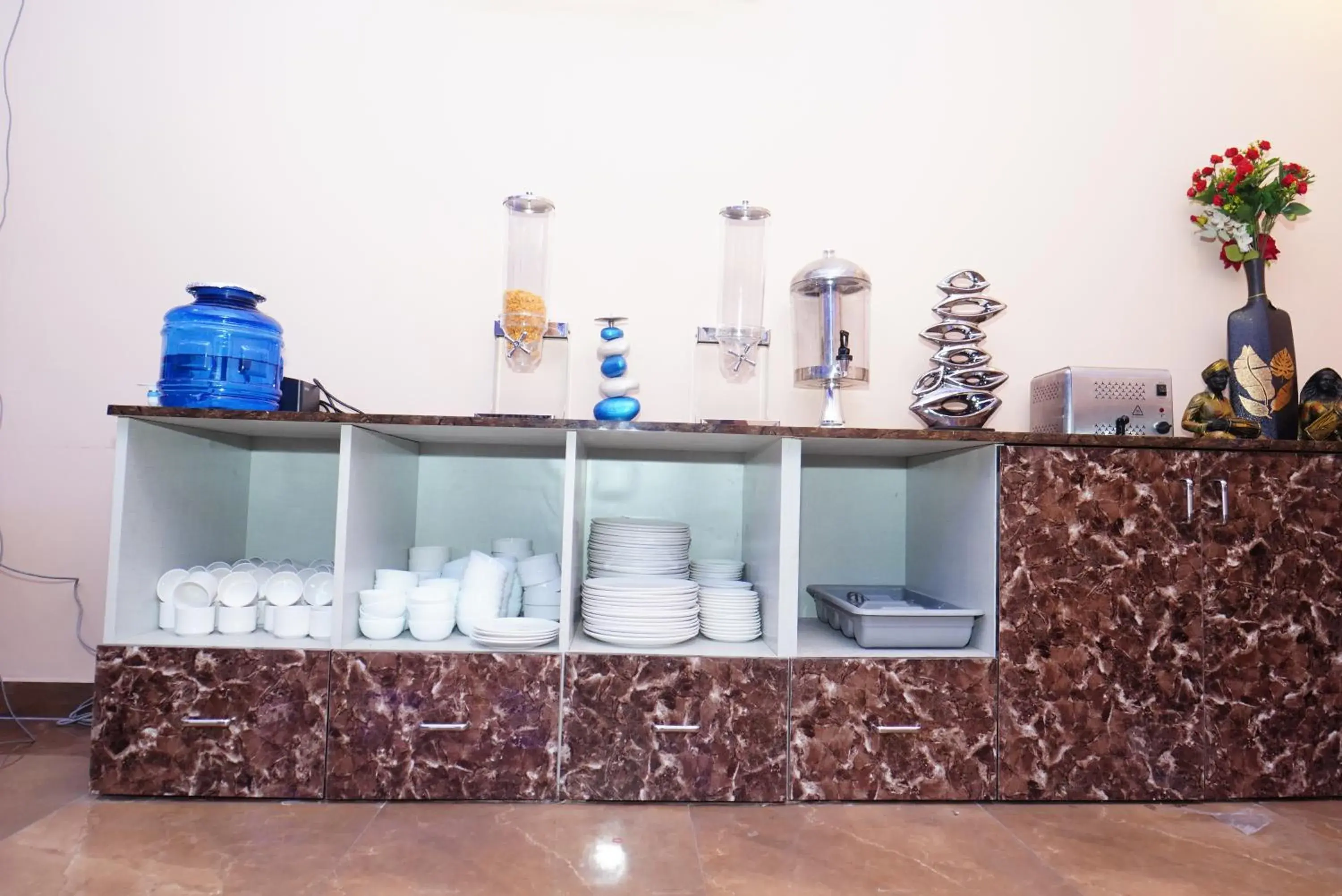 Coffee/tea facilities, Kitchen/Kitchenette in ExpoMart Inn