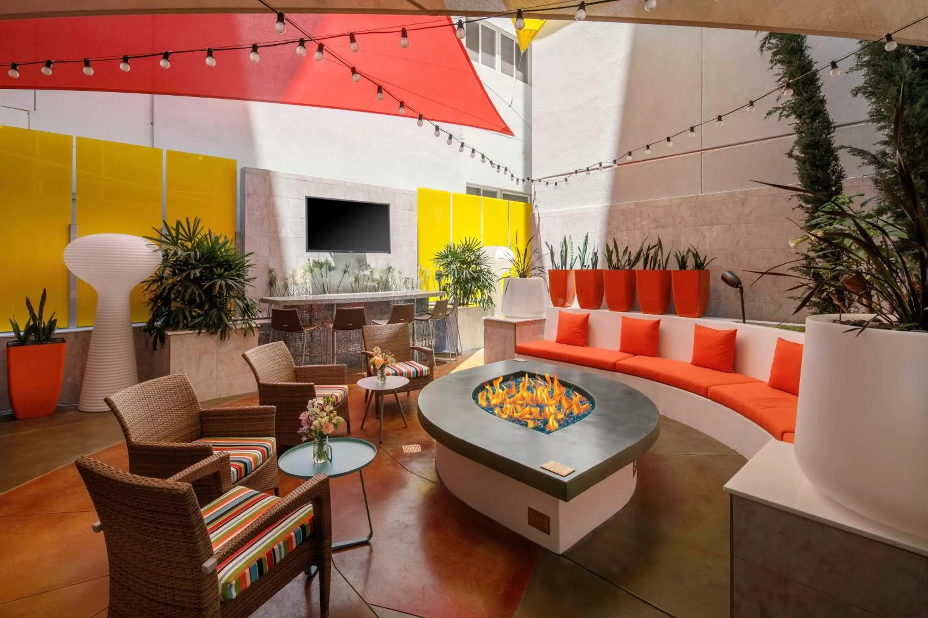 Restaurant/places to eat, Seating Area in TownePlace Suites by Marriott San Diego Downtown