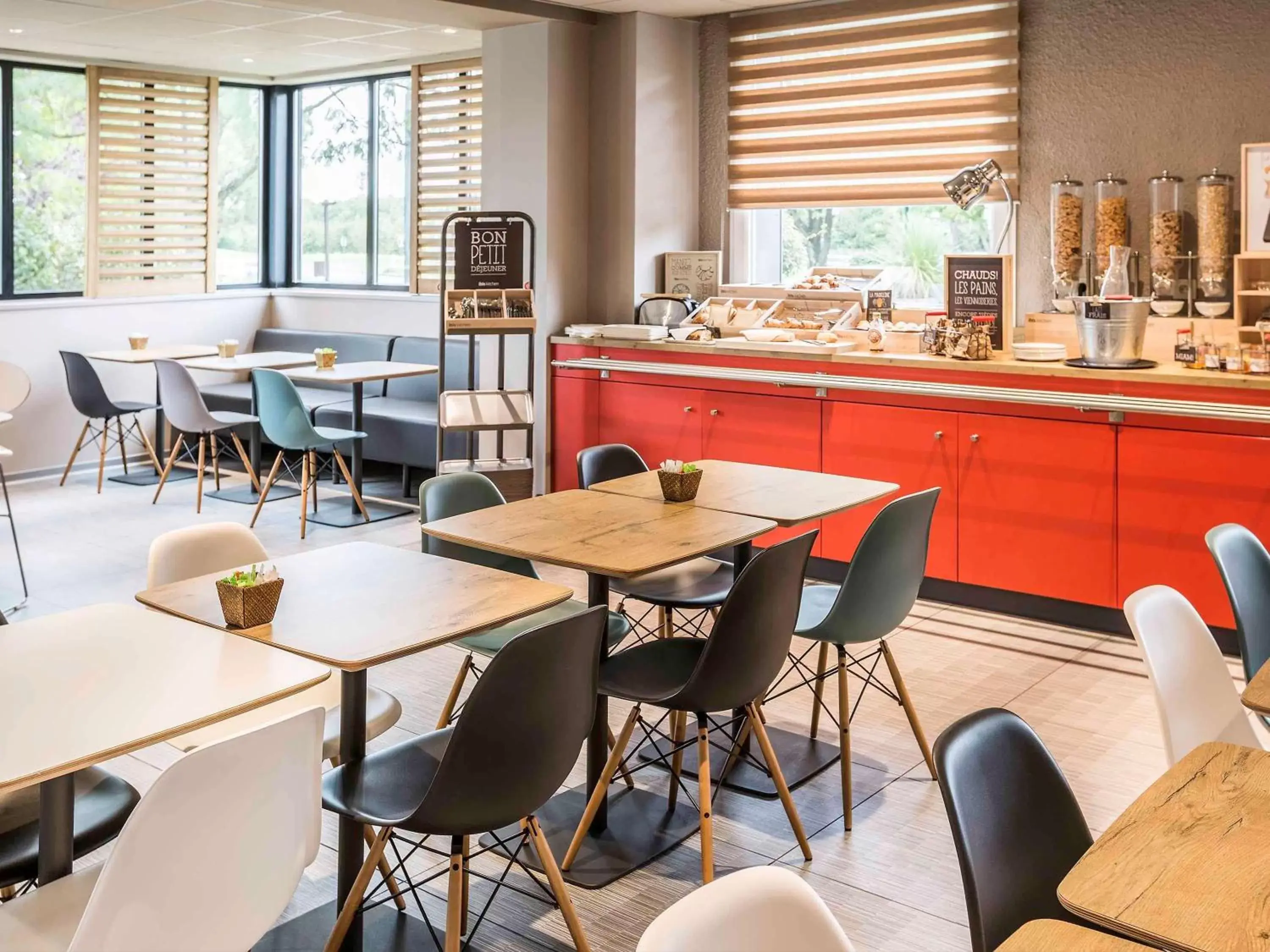 Restaurant/Places to Eat in ibis Rennes Cesson