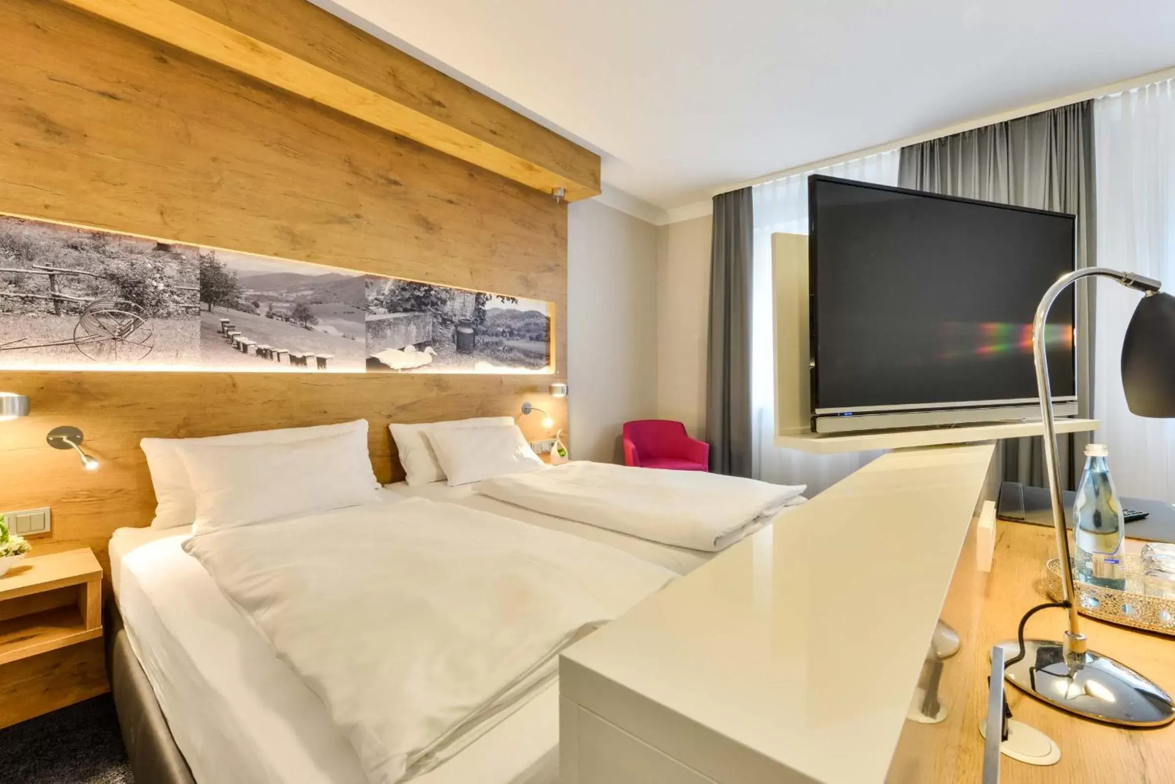 TV and multimedia, Bed in Hotel Restaurant Sonne