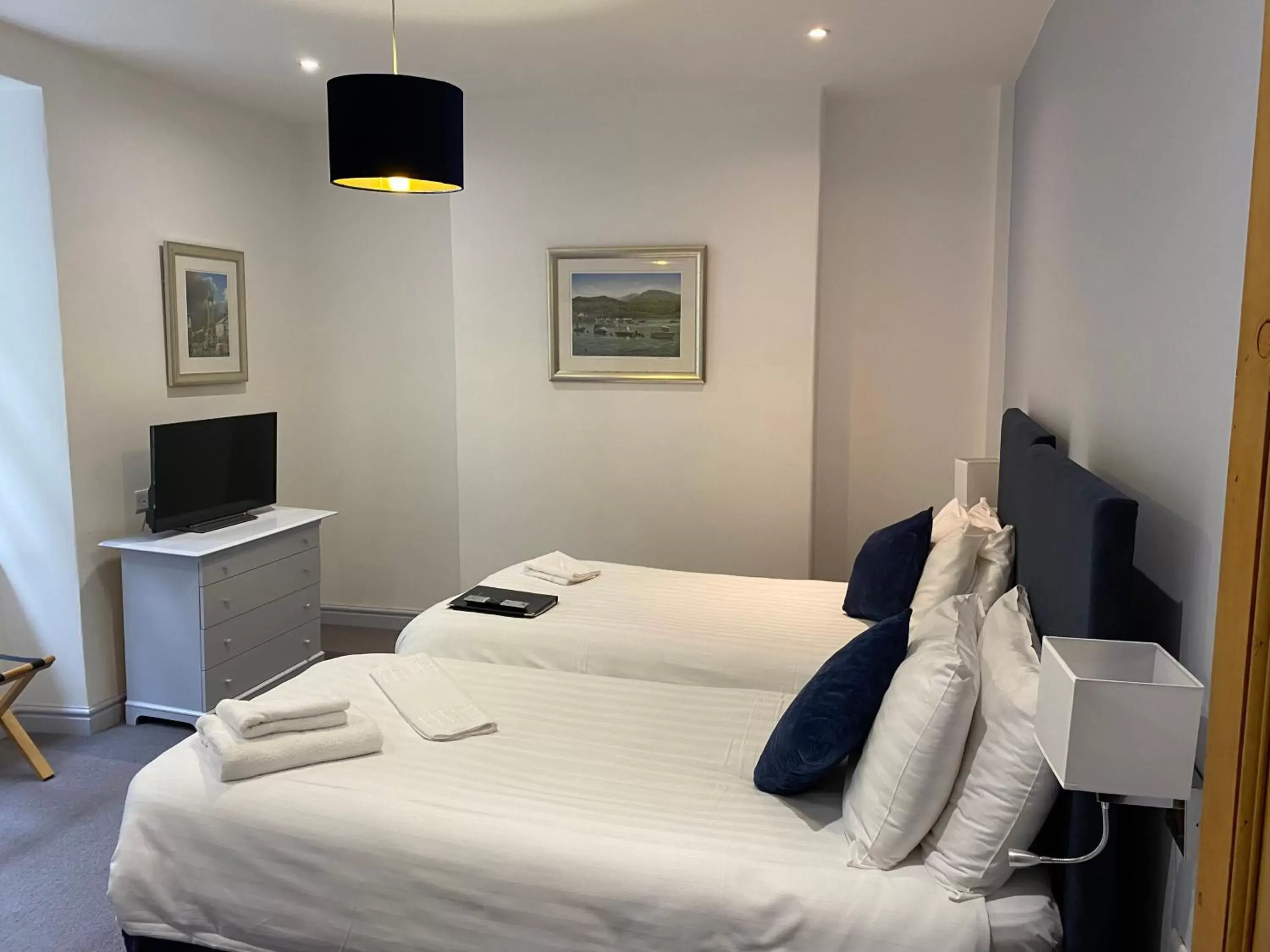 Twin Room with Private Bathroom in Grapes Hotel, Bar & Restaurant Twin Room with Private Bathroom in Grapes Hotel, Bar & Restaurant