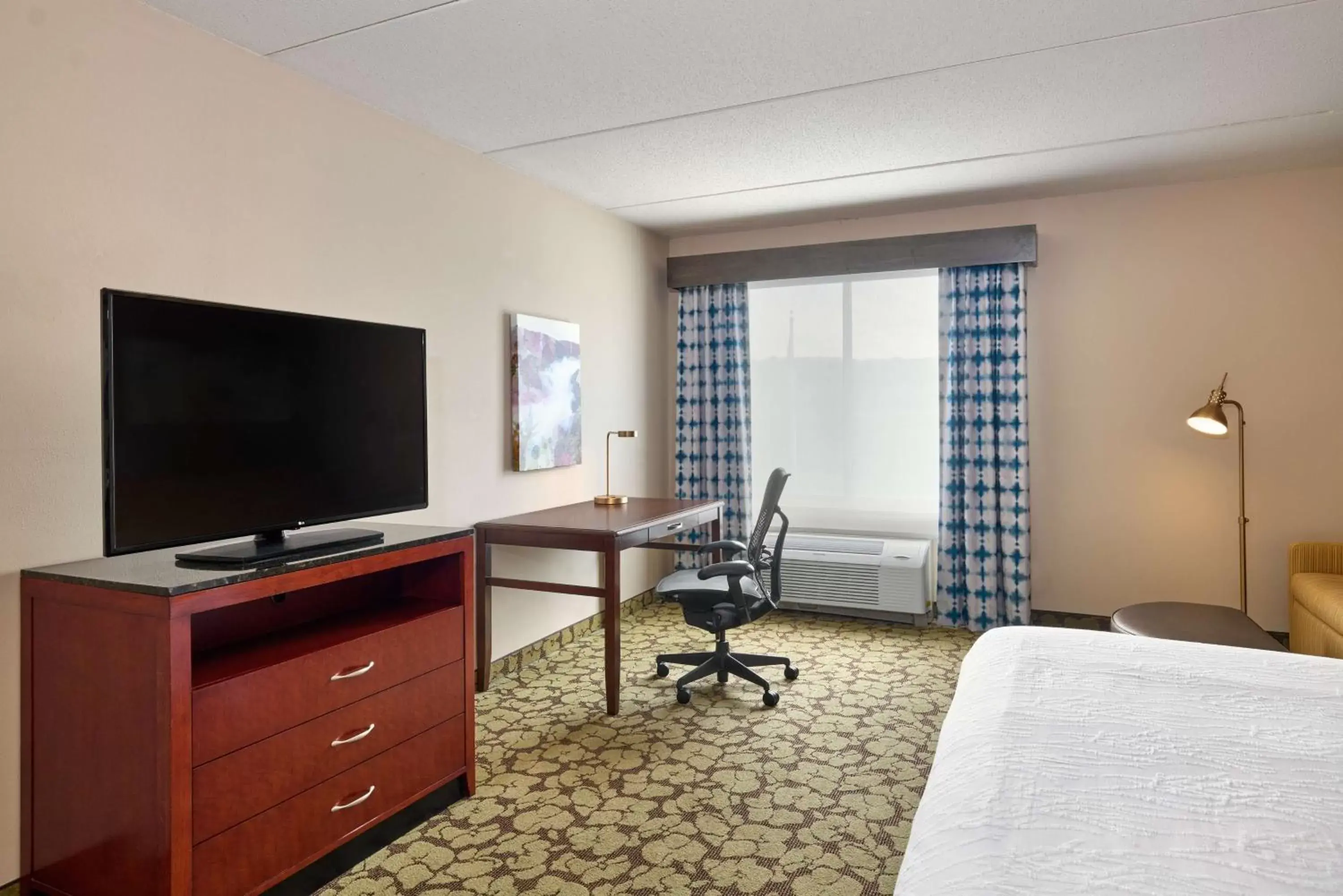 Bedroom, TV/Entertainment Center in Hilton Garden Inn Hershey