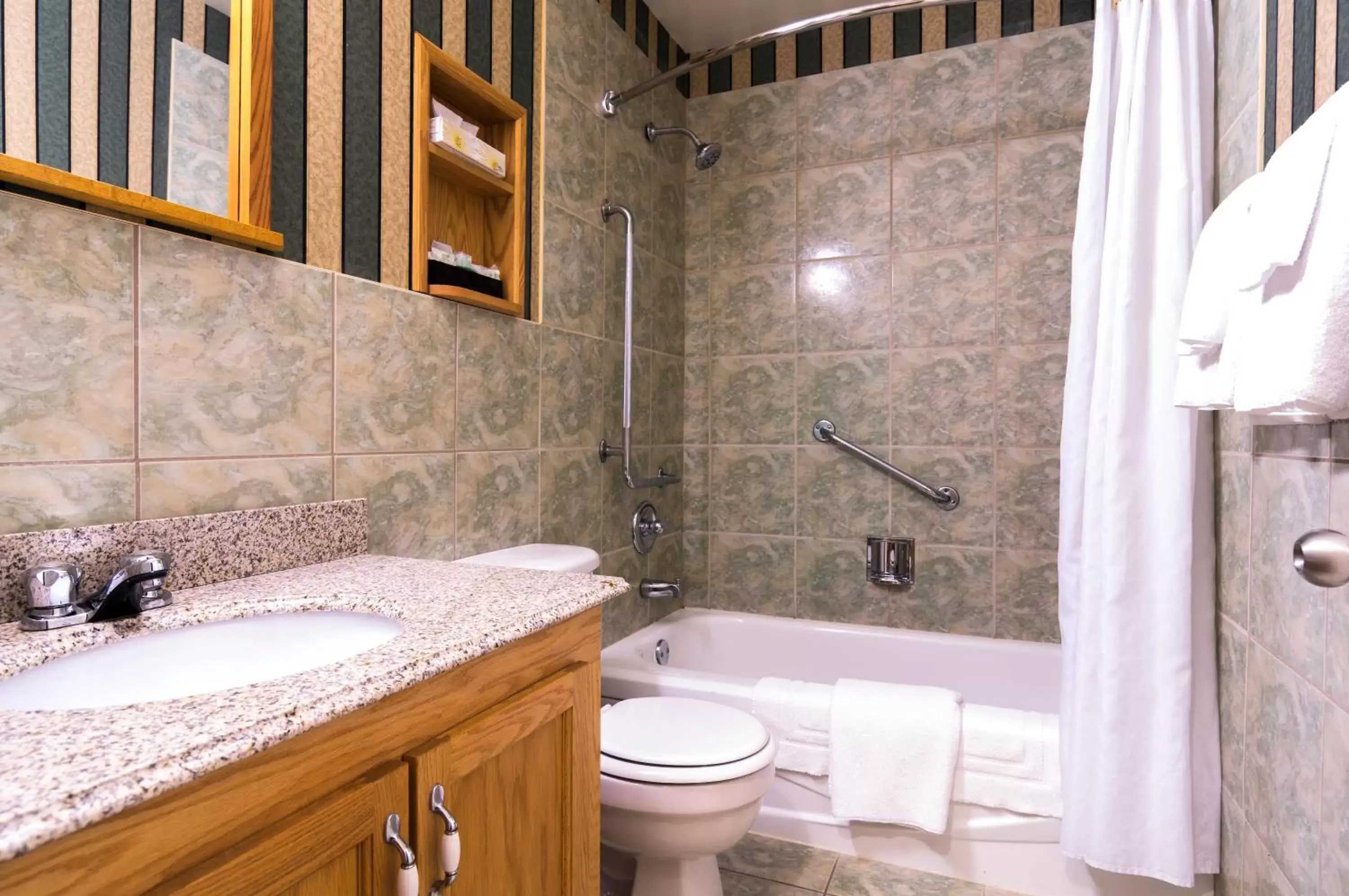 Bathroom in Albatross Hotel