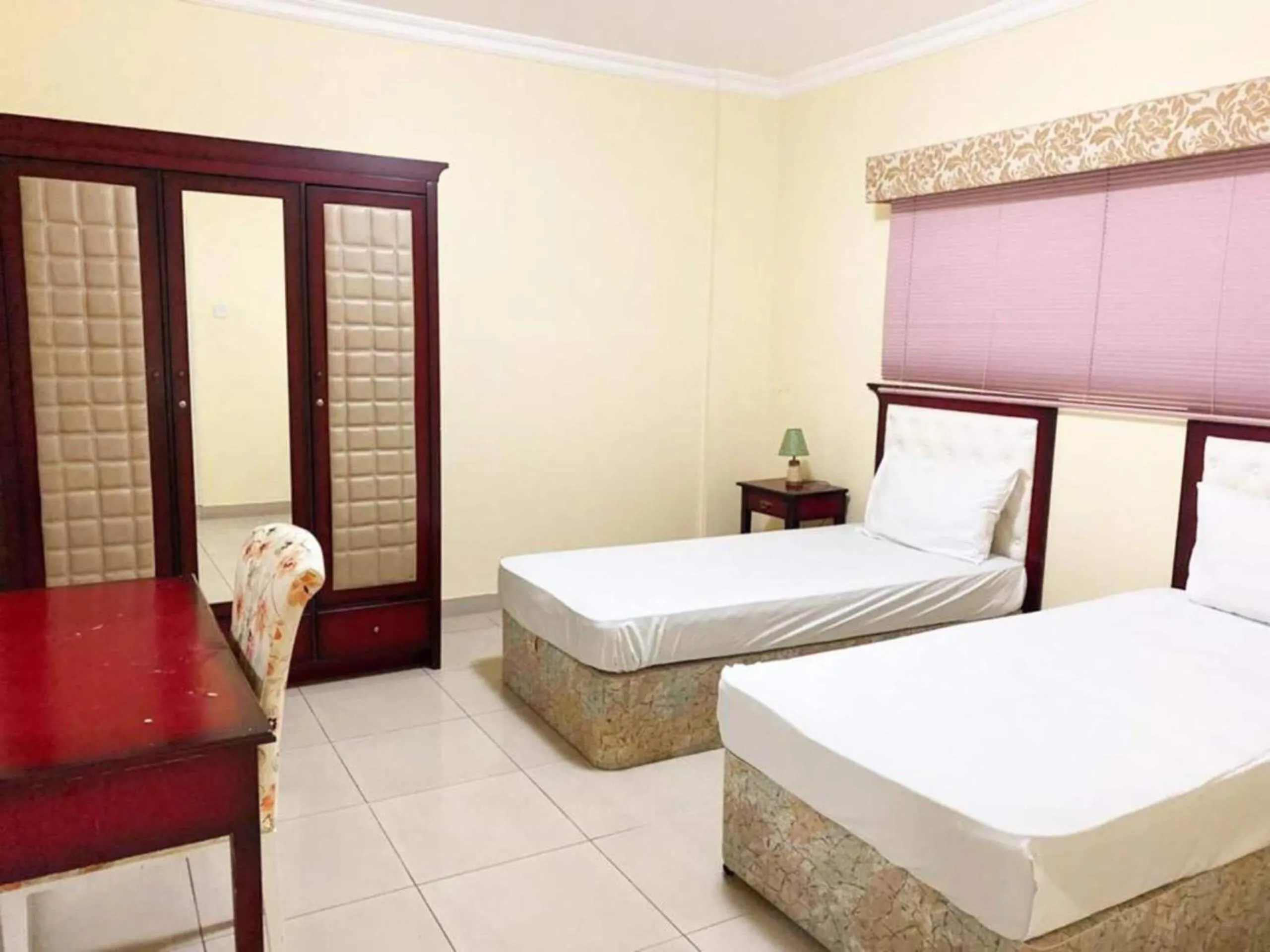 Bedroom, Bed in Majestic Hotel